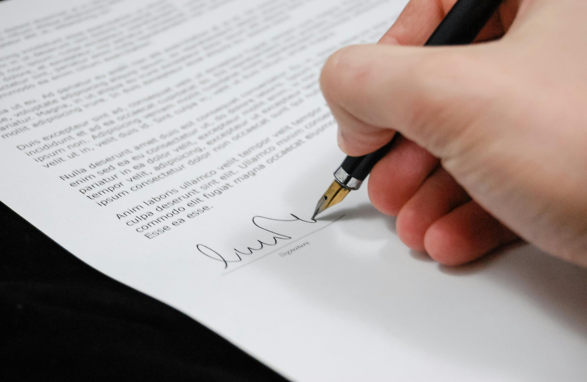 Abogados con experiencia en derecho penal en Alcora. Persona firmando unos documentos.