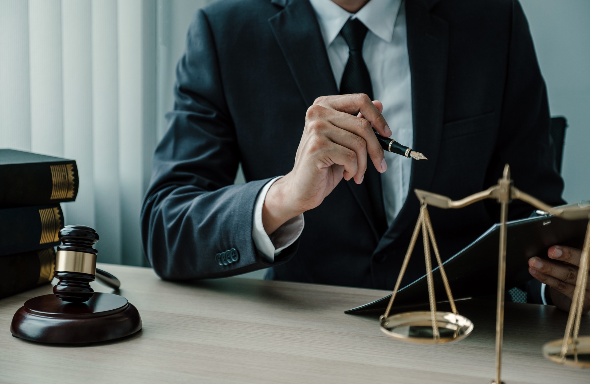 Abogados con experiencia en derecho penal en Borriol. Abogado apuntado a una balanza.