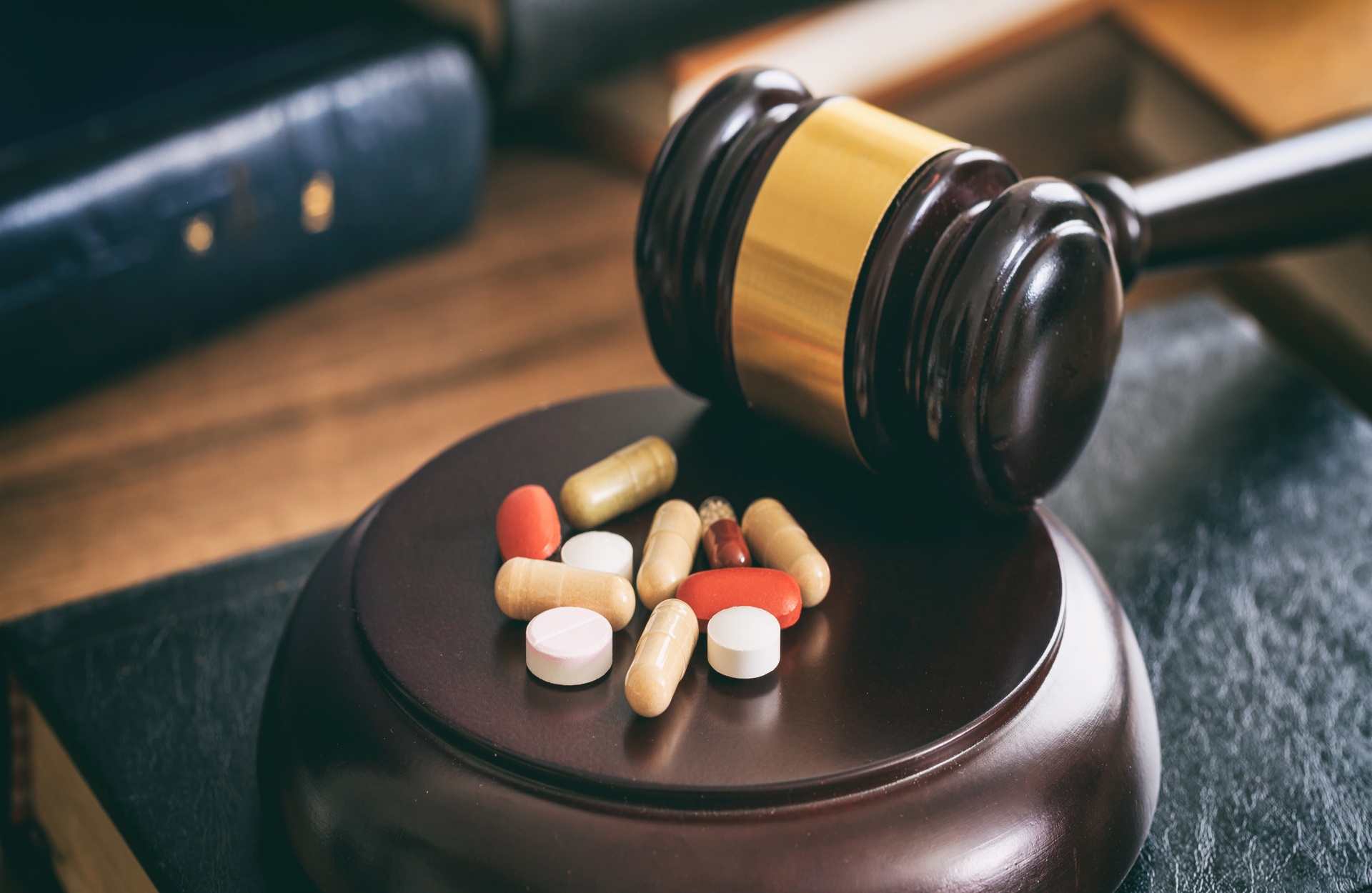 Abogados con experiencia en derecho penal en Oropesa. Mallete al lado de unos medicamentos.