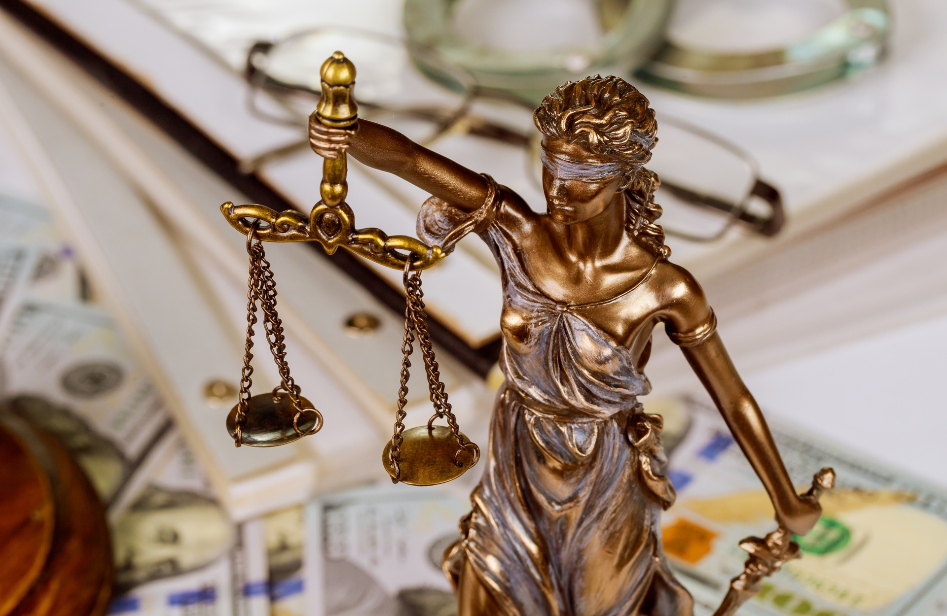 Abogados con experiencia en derecho penal en Puebla-Tornesa. Figurita de Temis dorada vista desde arriba.