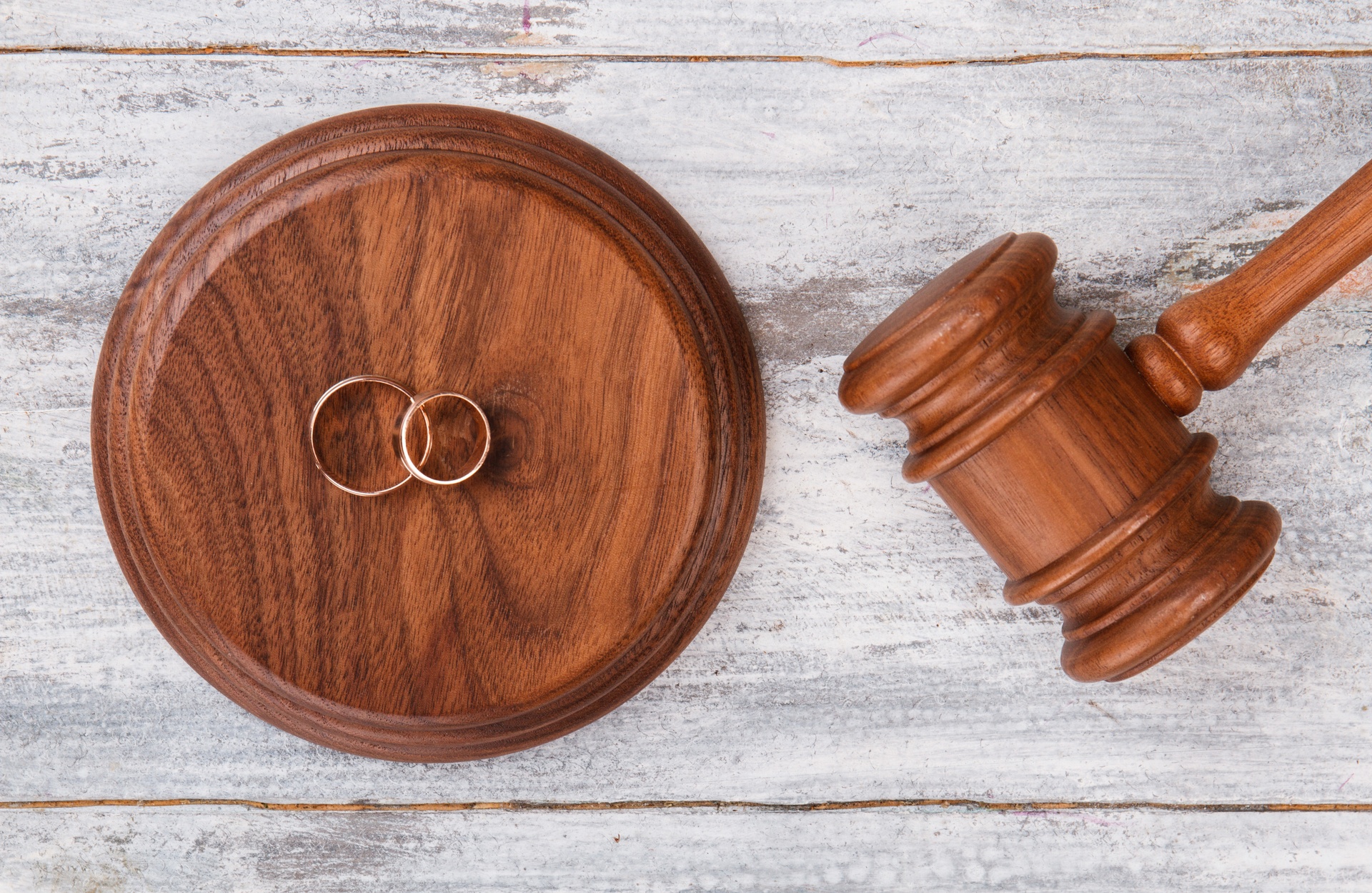 Abogados con experiencia en derecho penal en Puebla-Tornesa. Mallete junto a su plataforma en la que hay anillos.