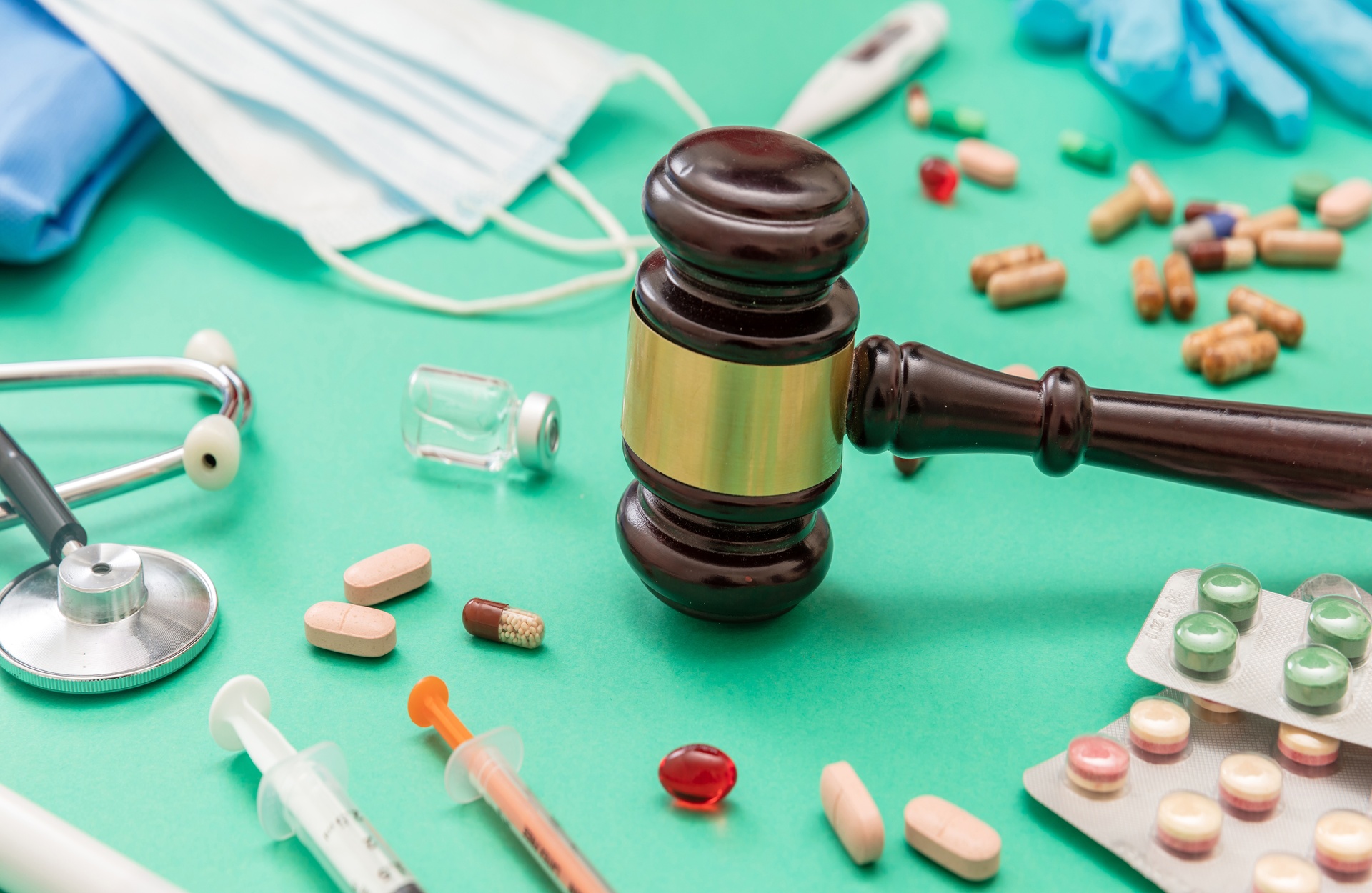 Abogados con experiencia en derecho penal en Sijar de Baix. Mallete entre medicamentos.