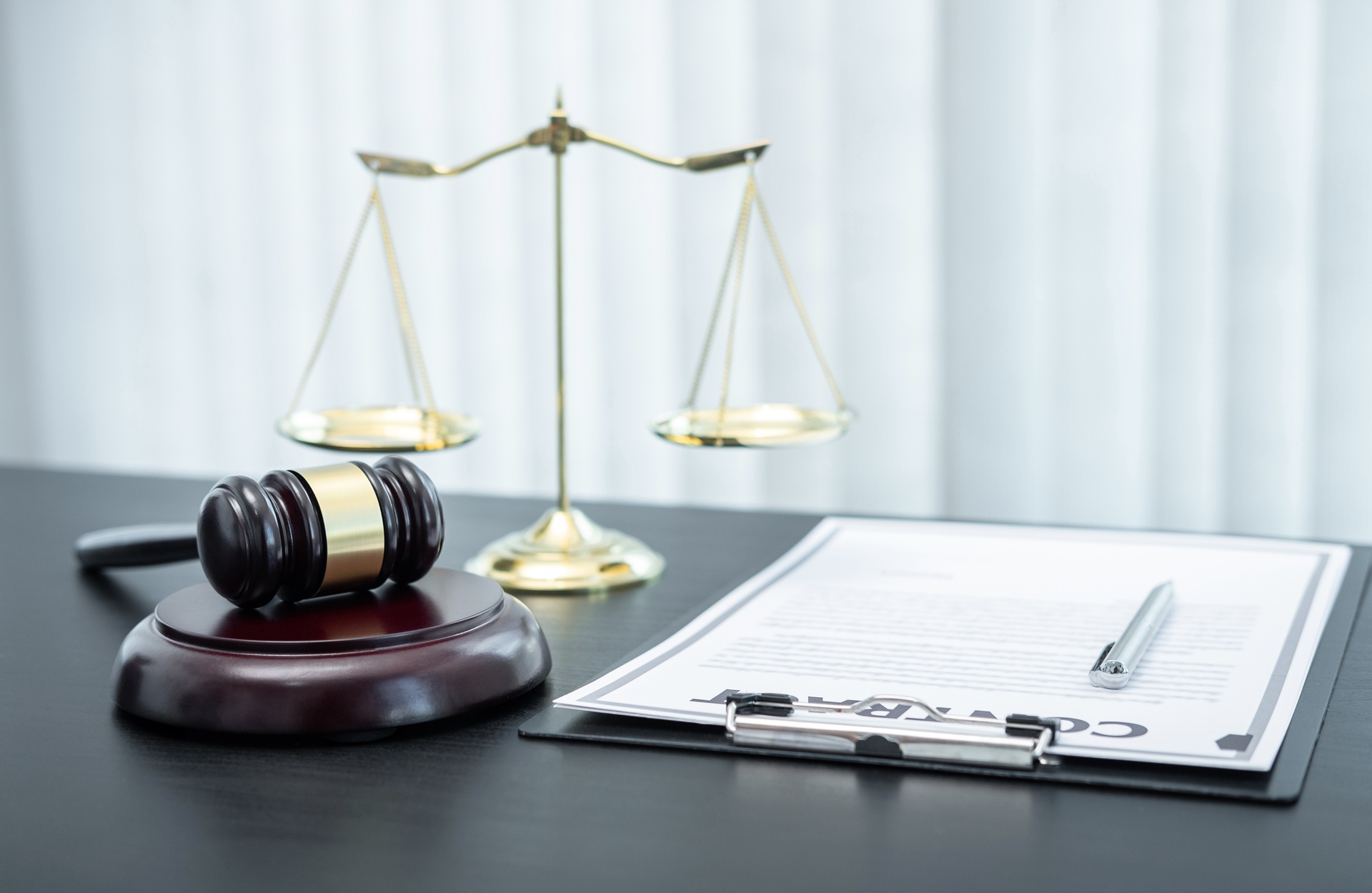 Abogados con experiencia en derecho penal en Vall d'Umbrí. Mallete junto a un contrato.