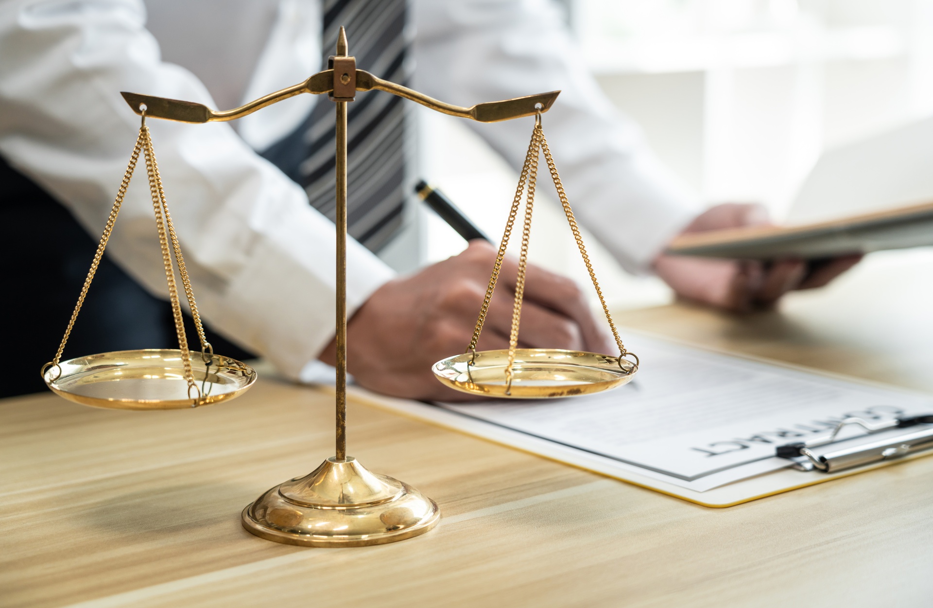 Abogados con experiencia en derecho penal en Vall d'Umbrí. Persona firmando un contrato.
