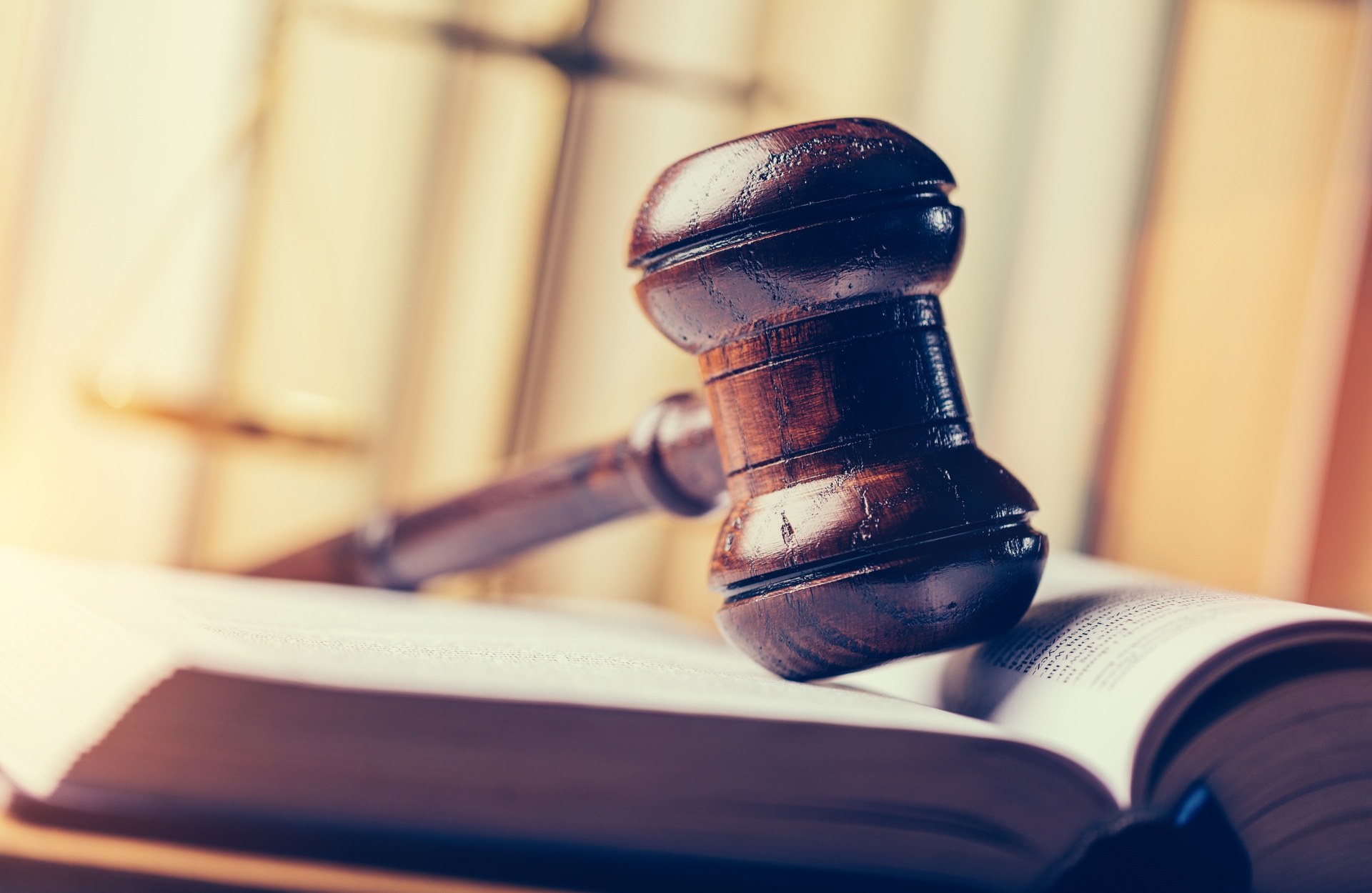 Abogados con experiencia en derecho penal en Villarreal. Mallete apoyado sobre un libro abierto.
