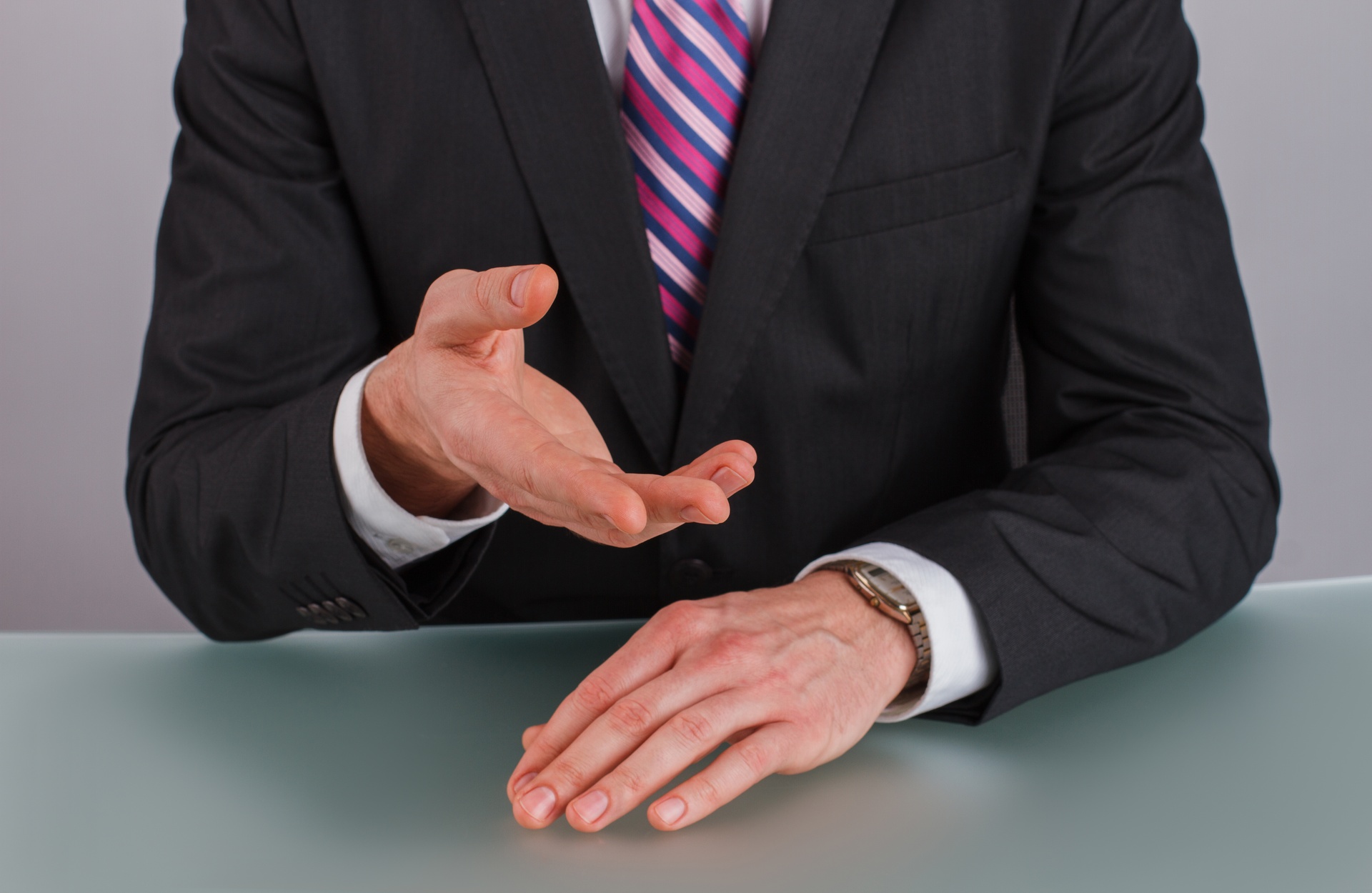 Capillartiga abogados, abogados enfocados en el derecho laboral en Almazora. Abogado intentando convencer al cliente.