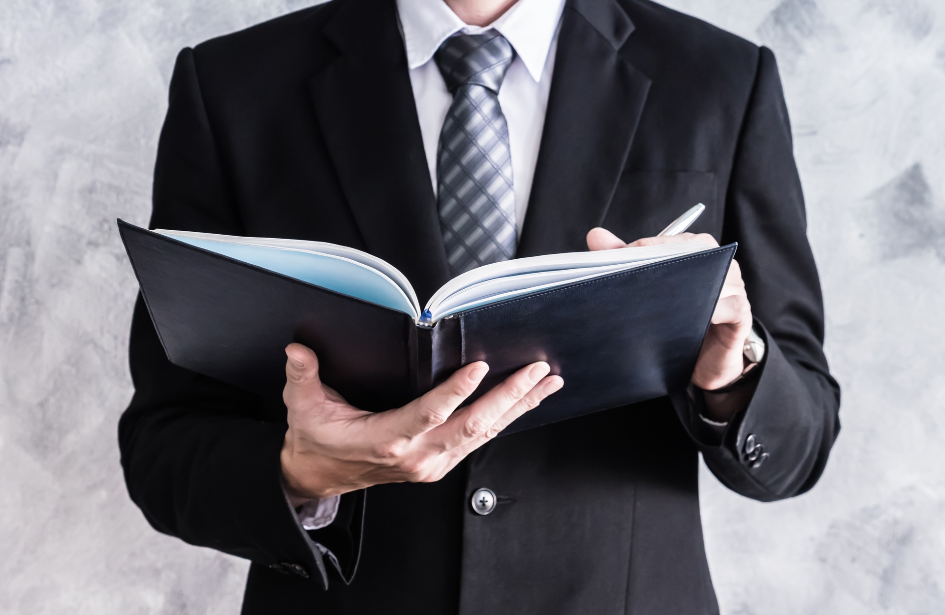 Capillartiga abogados, abogados enfocados en el derecho laboral en Alquerías del Niño Perdido. Abogado leyendo un libro.