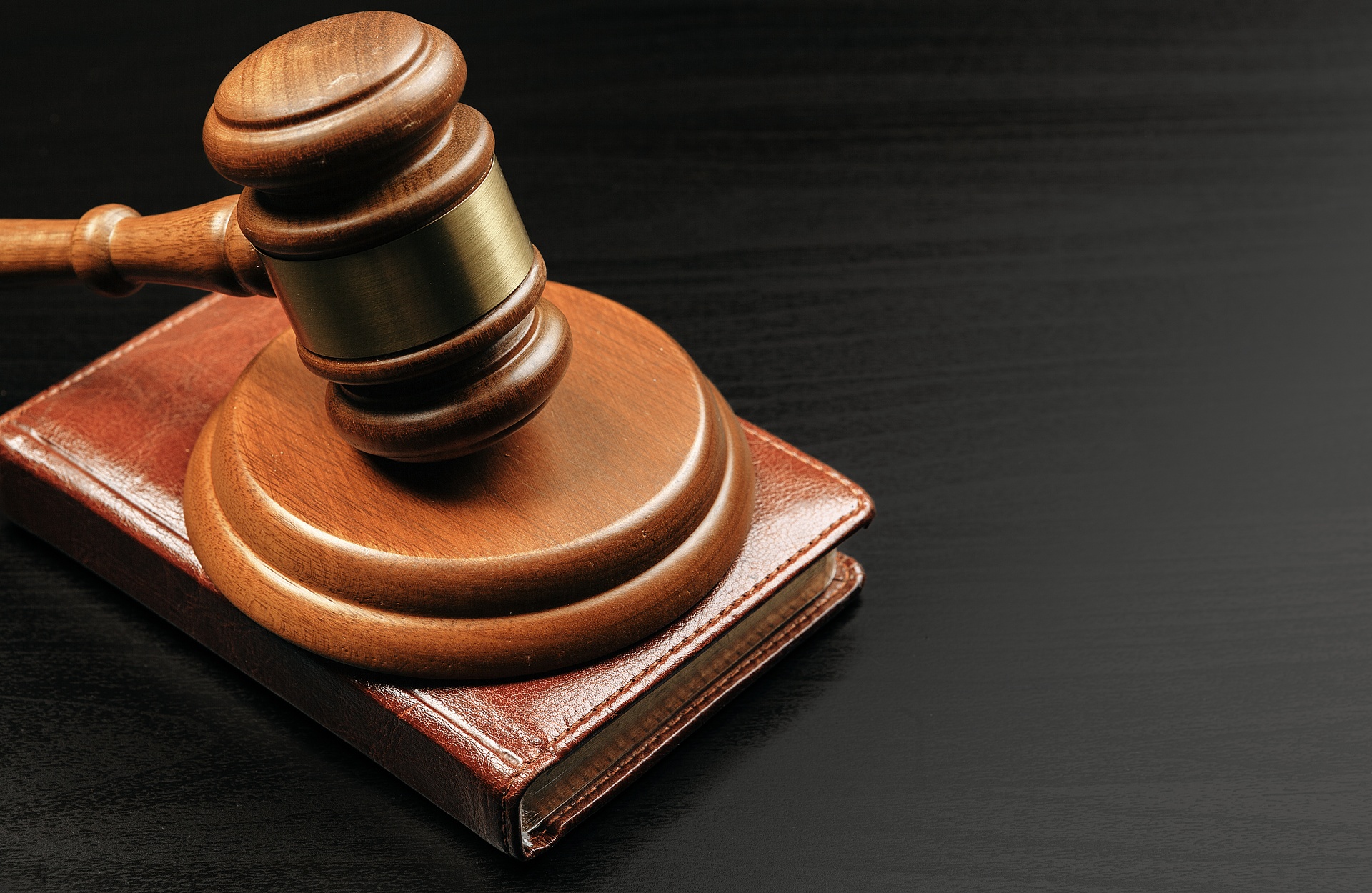 Capillartiga abogados, abogados enfocados en el derecho laboral en El Grau de Betxí. Mallete y su base sobre una cartera.