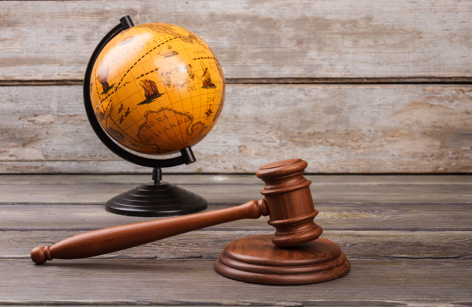 Capillartiga abogados, abogados enfocados en el derecho laboral en Borriol. Globo de la tierra de madera.