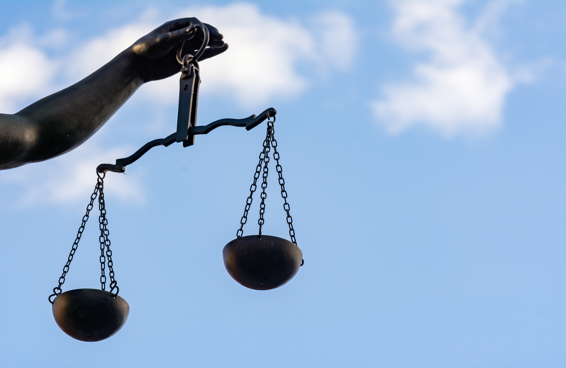 Capillartiga abogados, abogados enfocados en el derecho laboral en Borriol. Vista de la balanza de Temis y el cielo.