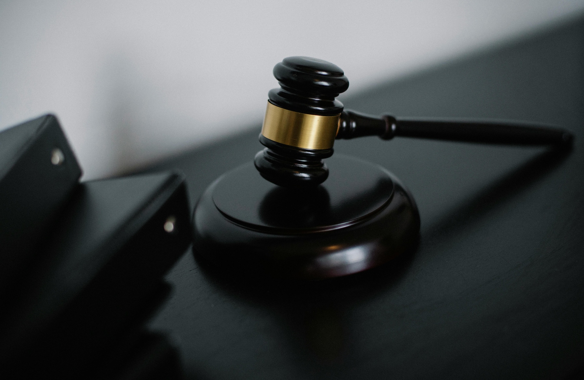 Capillartiga abogados, abogados enfocados en el derecho laboral en Castellón de la Plana. Mallete negro junto a dos carpetas negras.