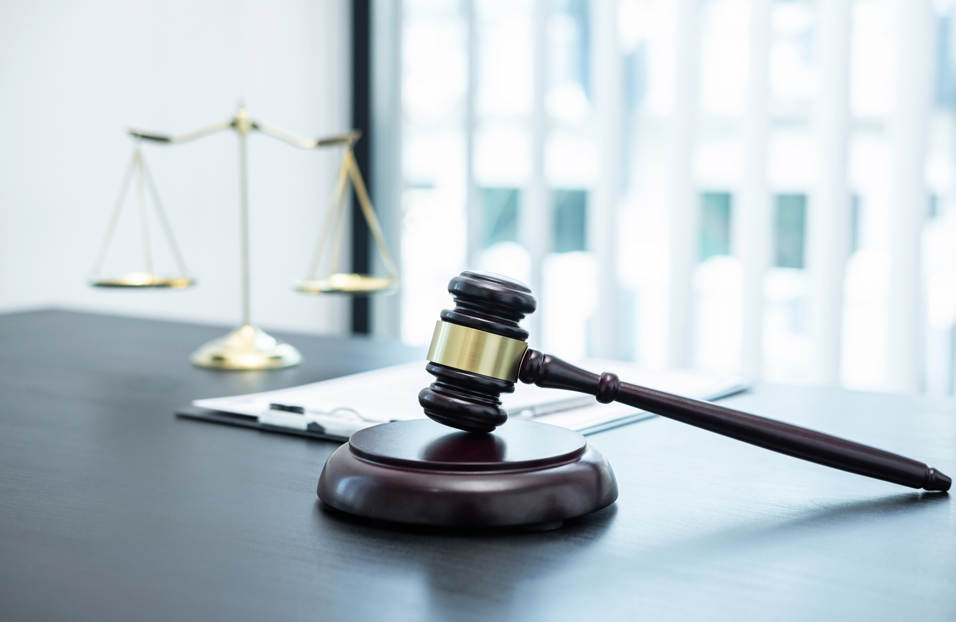 Capillartiga abogados, abogados enfocados en el derecho laboral en El Grau de Borriana. Mallete negro en una mesa negra.