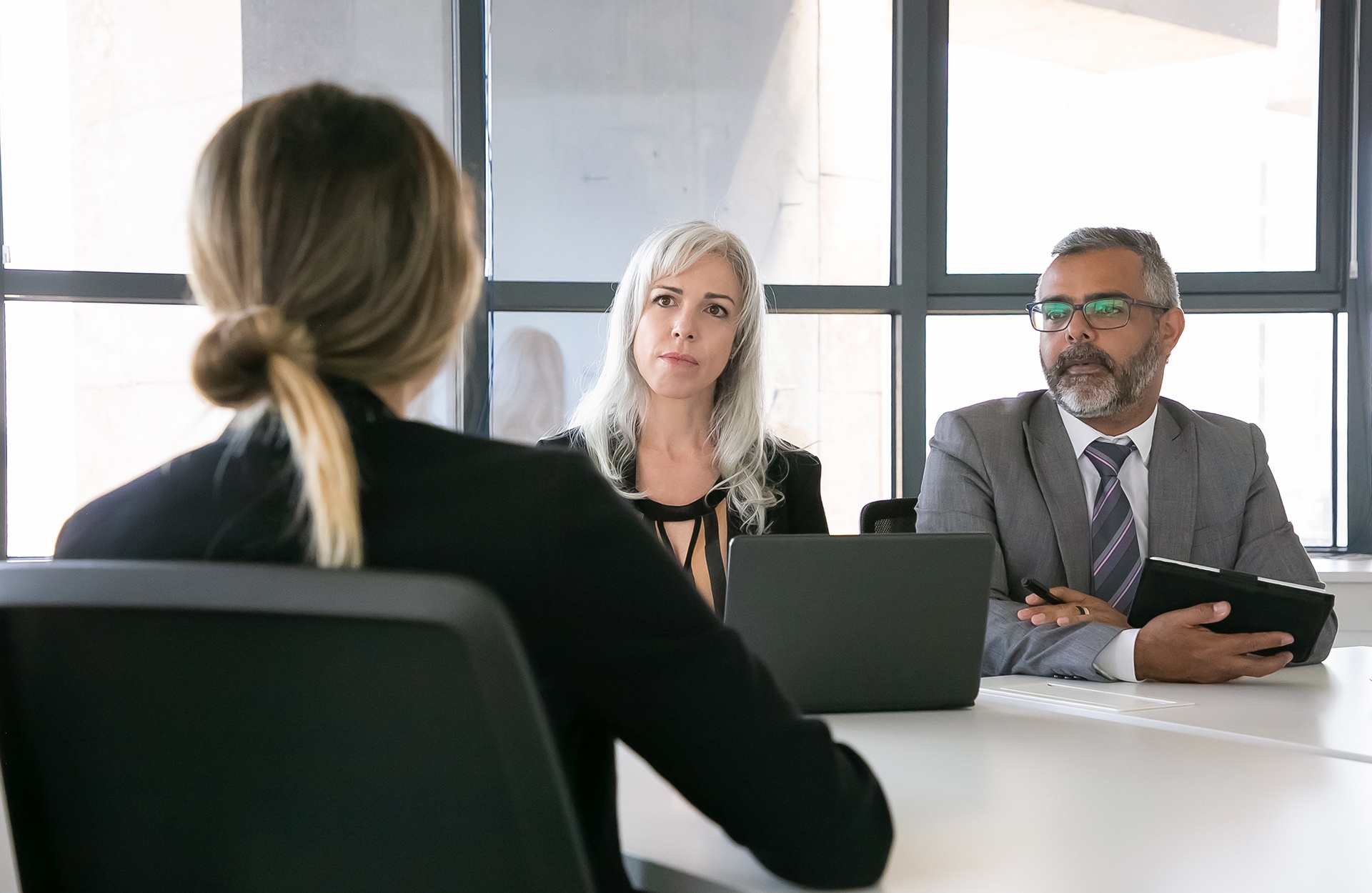 Capillartiga abogados, abogados enfocados en el derecho laboral en El Grau de Borriana. Vista de una abogada hablando con sus clientes desde detrás.