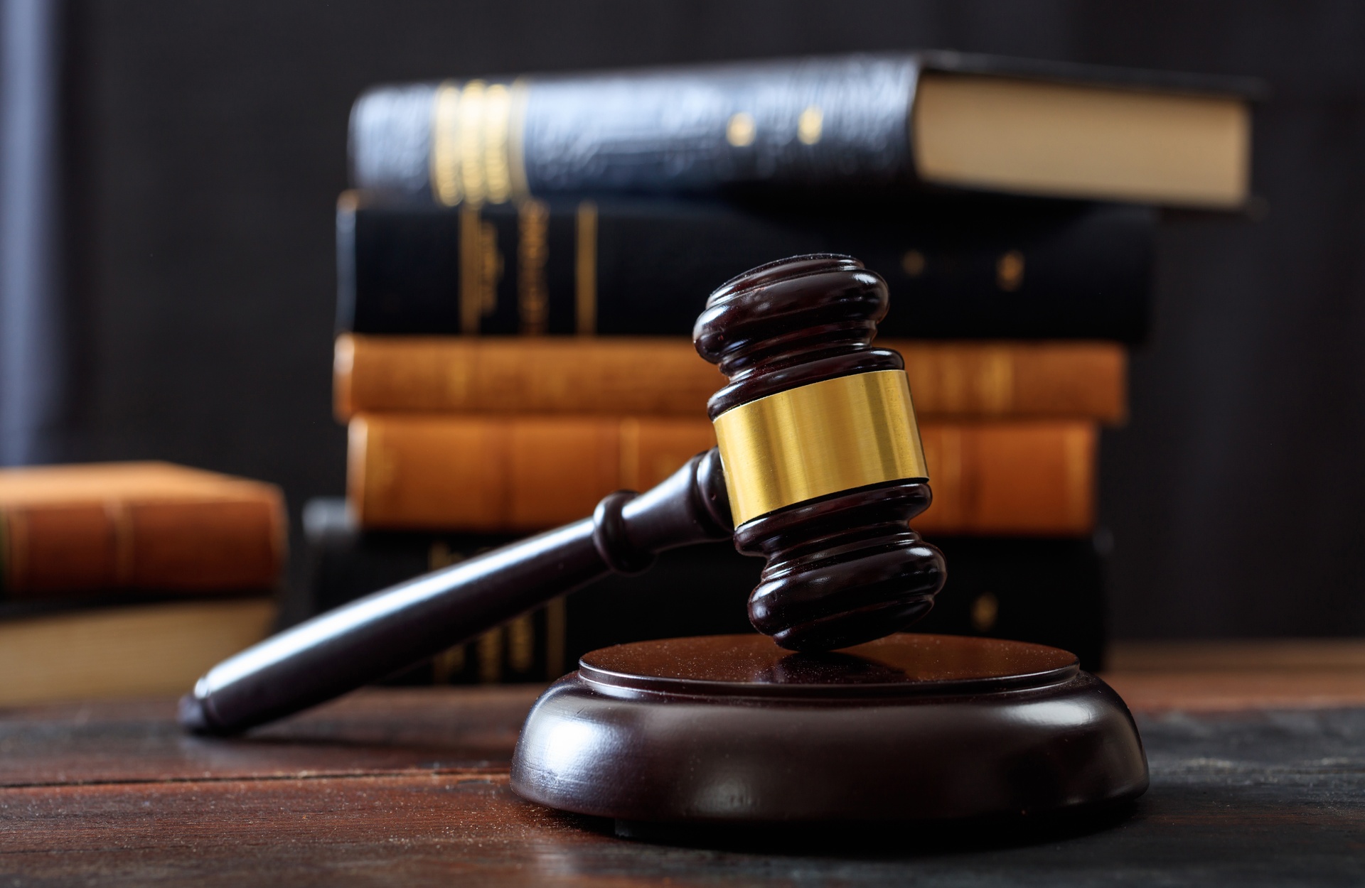 Capillartiga abogados, abogados enfocados en el derecho laboral en Oropesa. Mallete negro con libros apilados detrás.