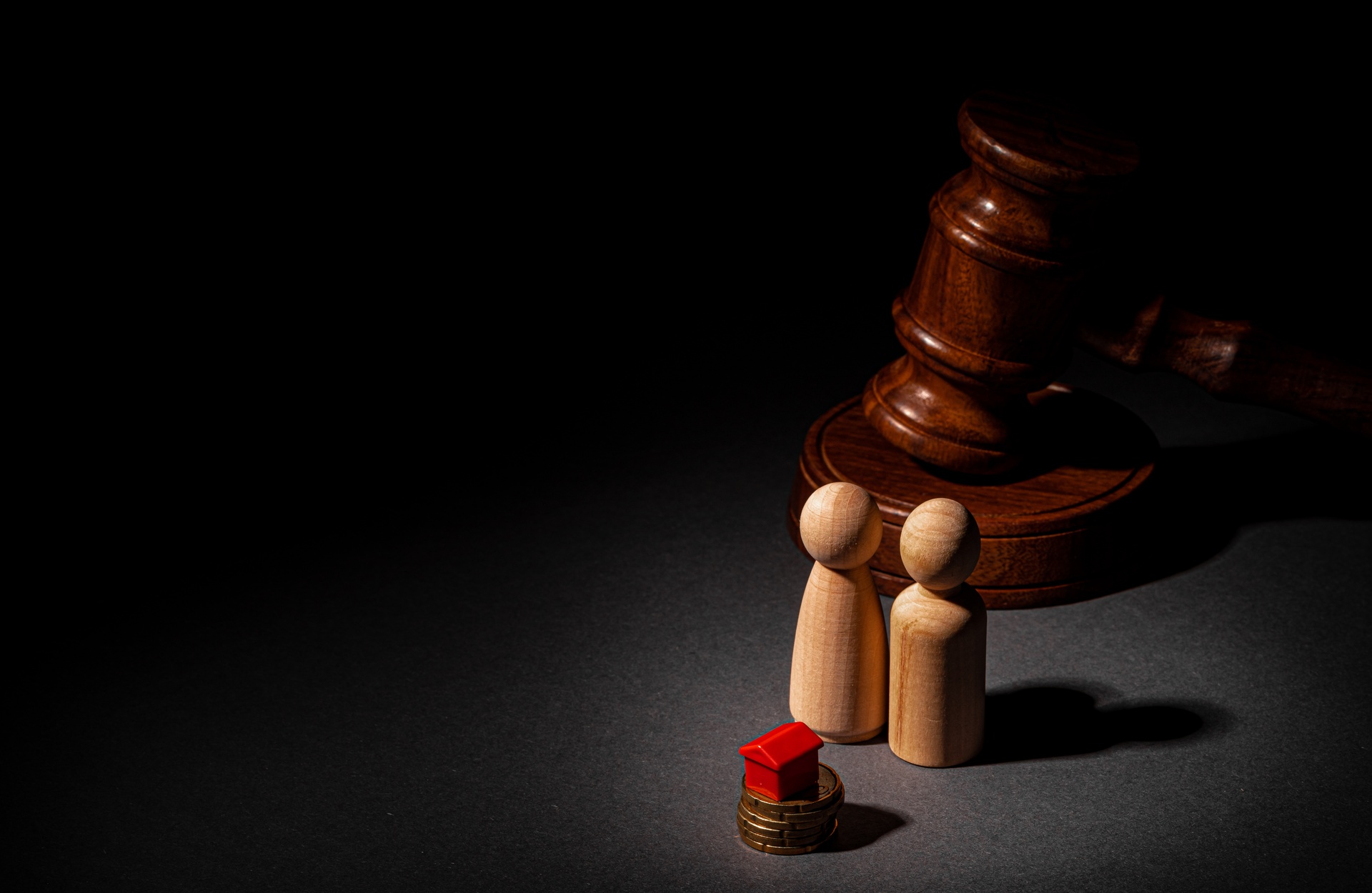 Capillartiga abogados, abogados enfocados en el derecho laboral en San Juan de Moró. Un par de figuritas de madera ante un hotel del Monopoly.