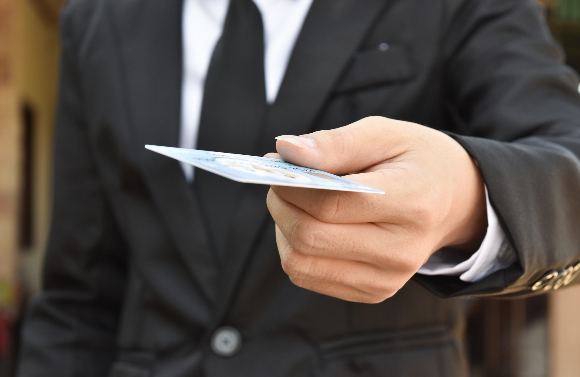 Capillartiga abogados, abogados enfocados en el derecho laboral en Vall d'Umbrí. Abogado ofreciendo su tarjeta.