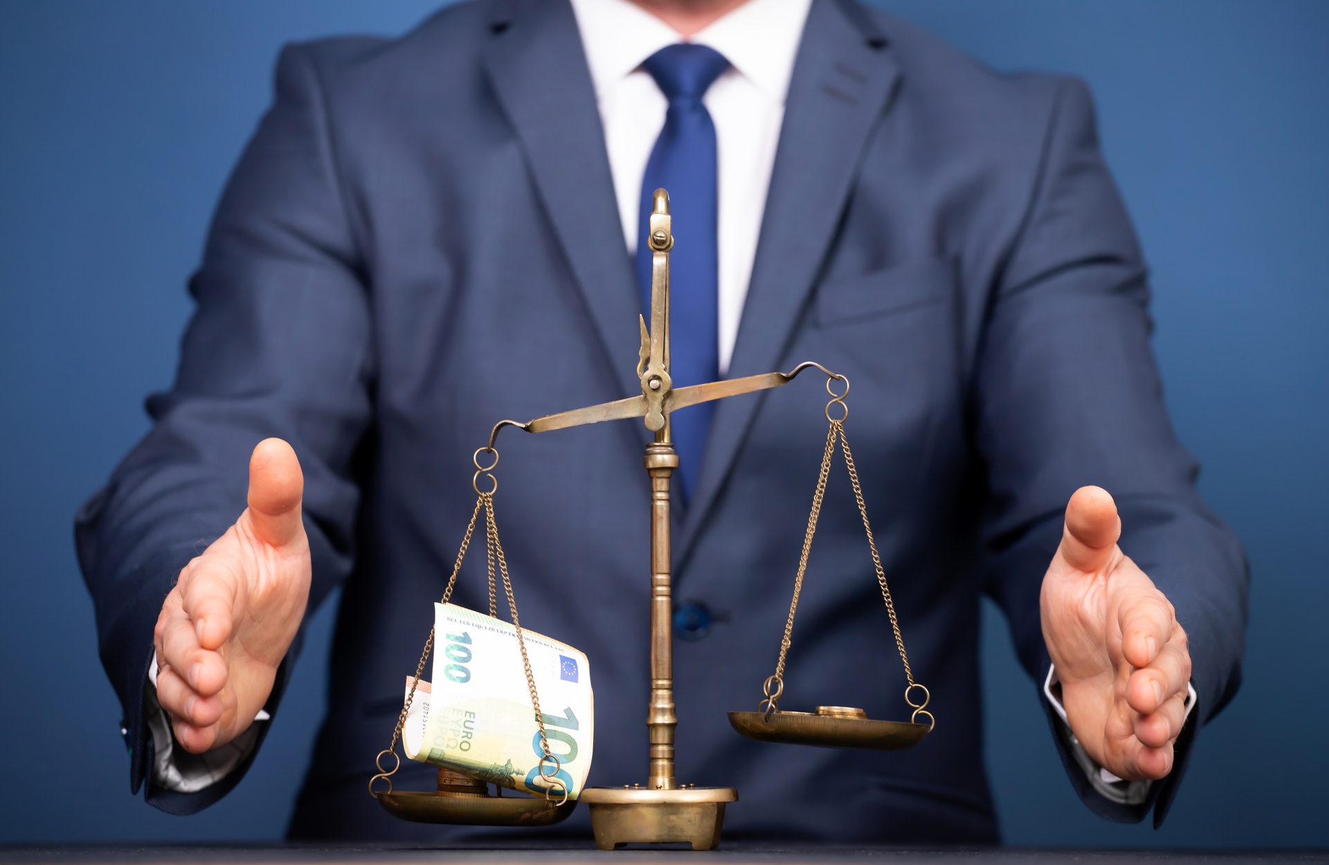 Capillartiga abogados, abogados expertos en derecho civil en Alcora. Abogado junto a una balanza.