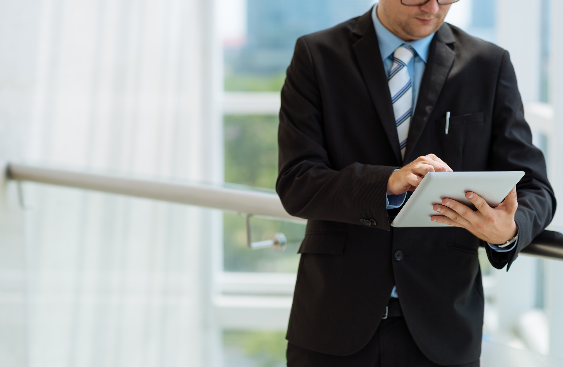 Capillartiga abogados, abogados expertos en derecho civil en Apeadero de Bechi. Abogado consultando algo en su tableta.
