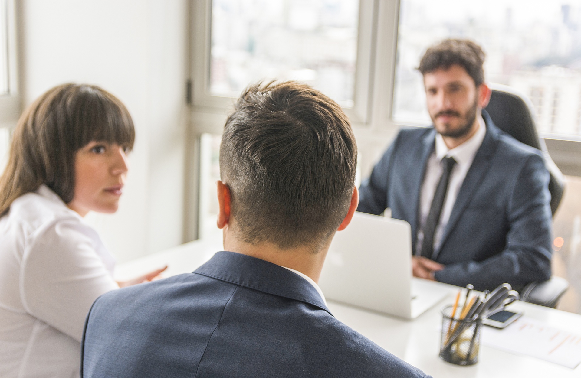 Capillartiga abogados, abogados expertos en derecho civil en Correntilla. Abogado conversando con sus clientes.