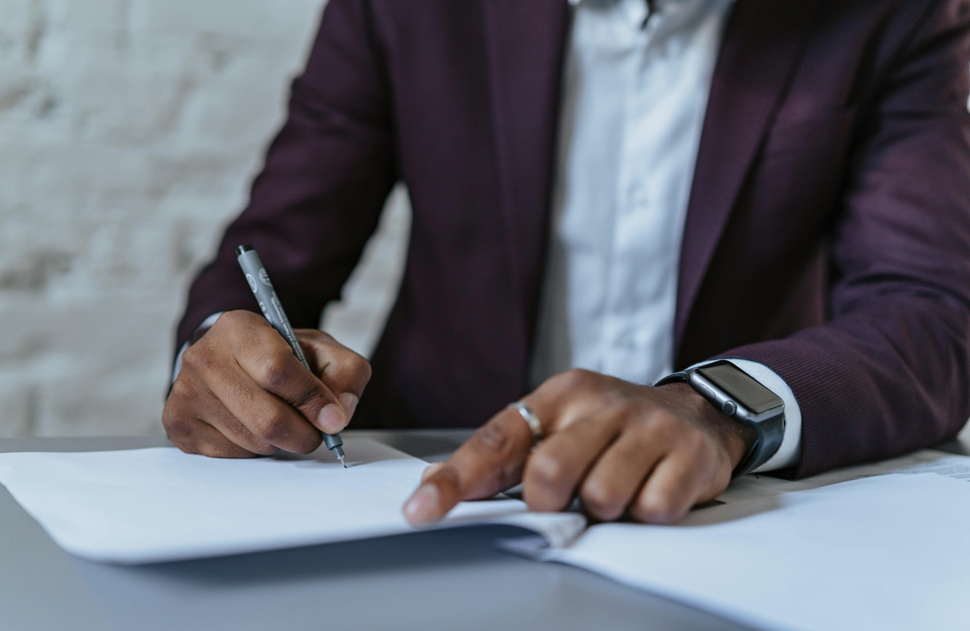 Capillartiga abogados, abogados expertos en derecho civil en Las Palmas. Abogado firmando unos papeles.