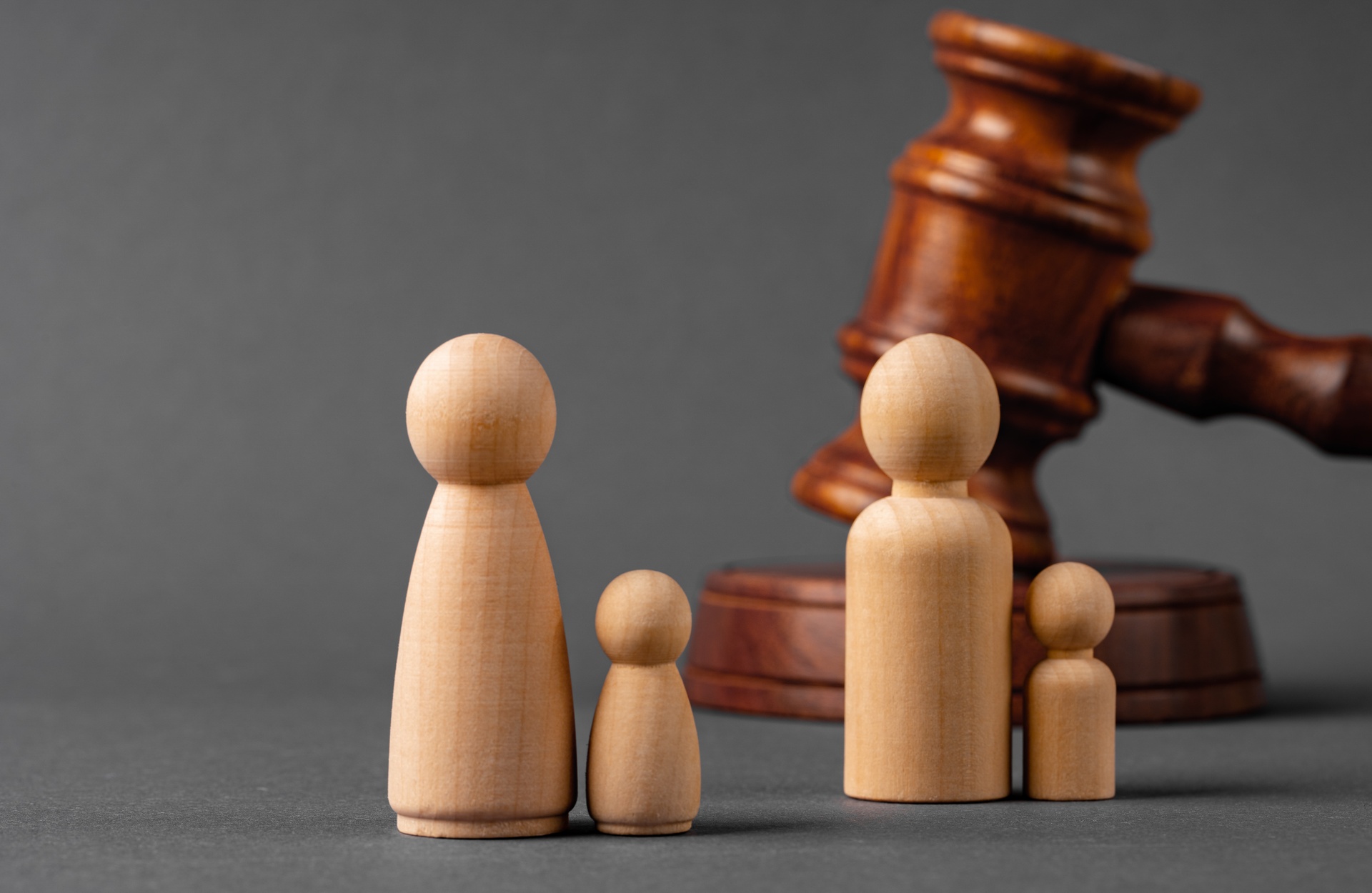 Capillartiga abogados, abogados expertos en derecho civil en San Juan de Moró. Pequeñas figuras de madera en frente de un mallete.