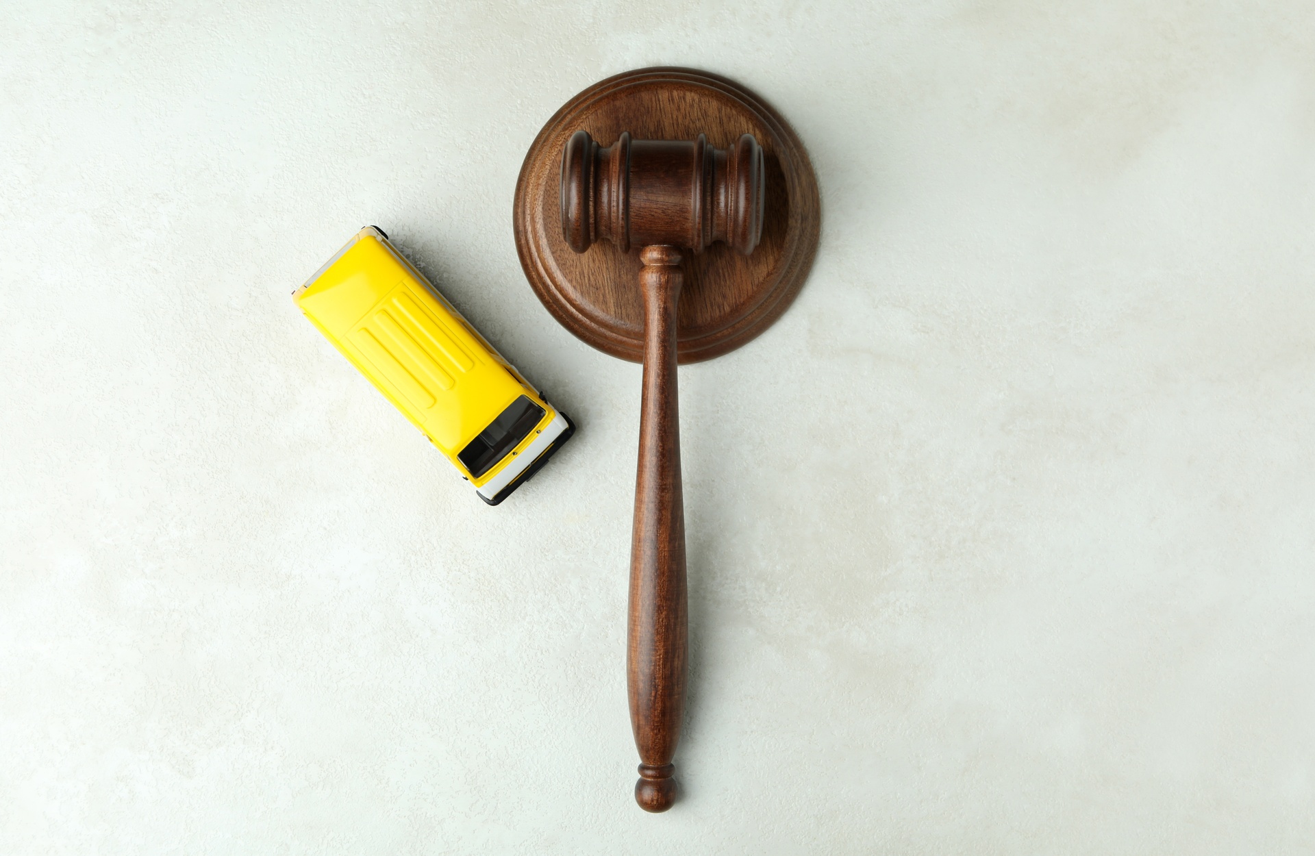 Capillartiga abogados, derecho administrativo en Almazora. Mallete junto a una mini furgoneta amarilla.