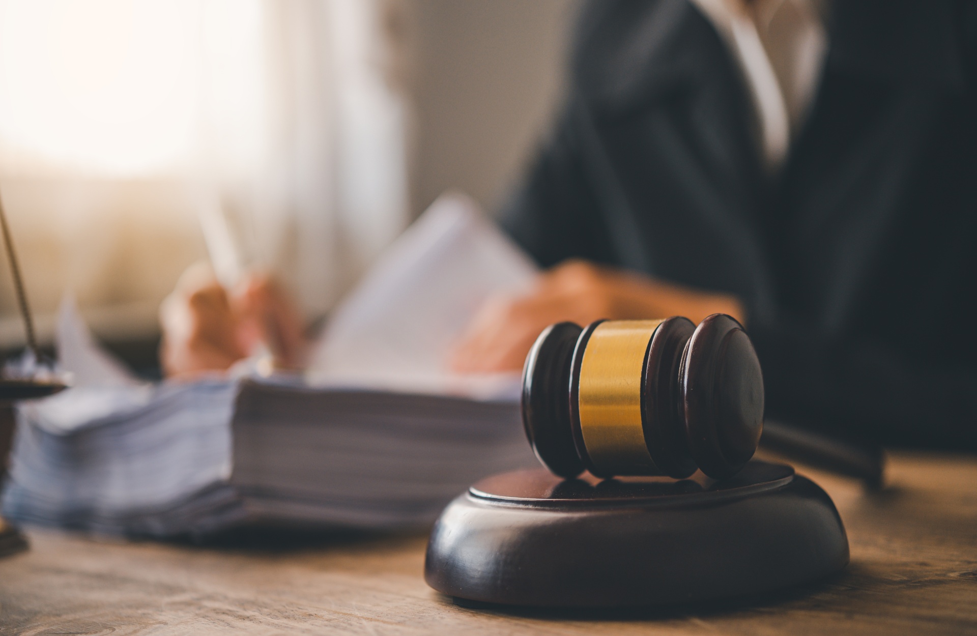 Capillartiga abogados, derecho administrativo en Apeadero de Bechi. Mallete sobre un libro con unas gafas.