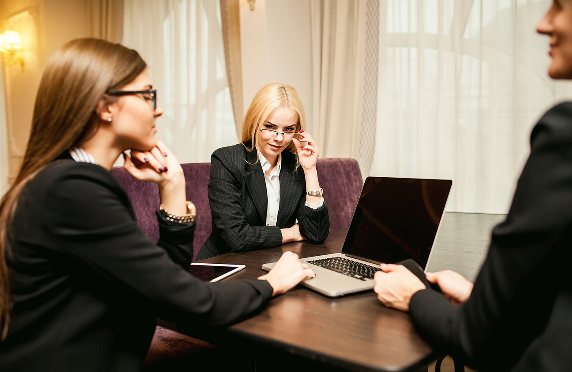 Capillartiga abogados, derecho administrativo en El Grau de Borriana. Abogada hablando con sus clientes.