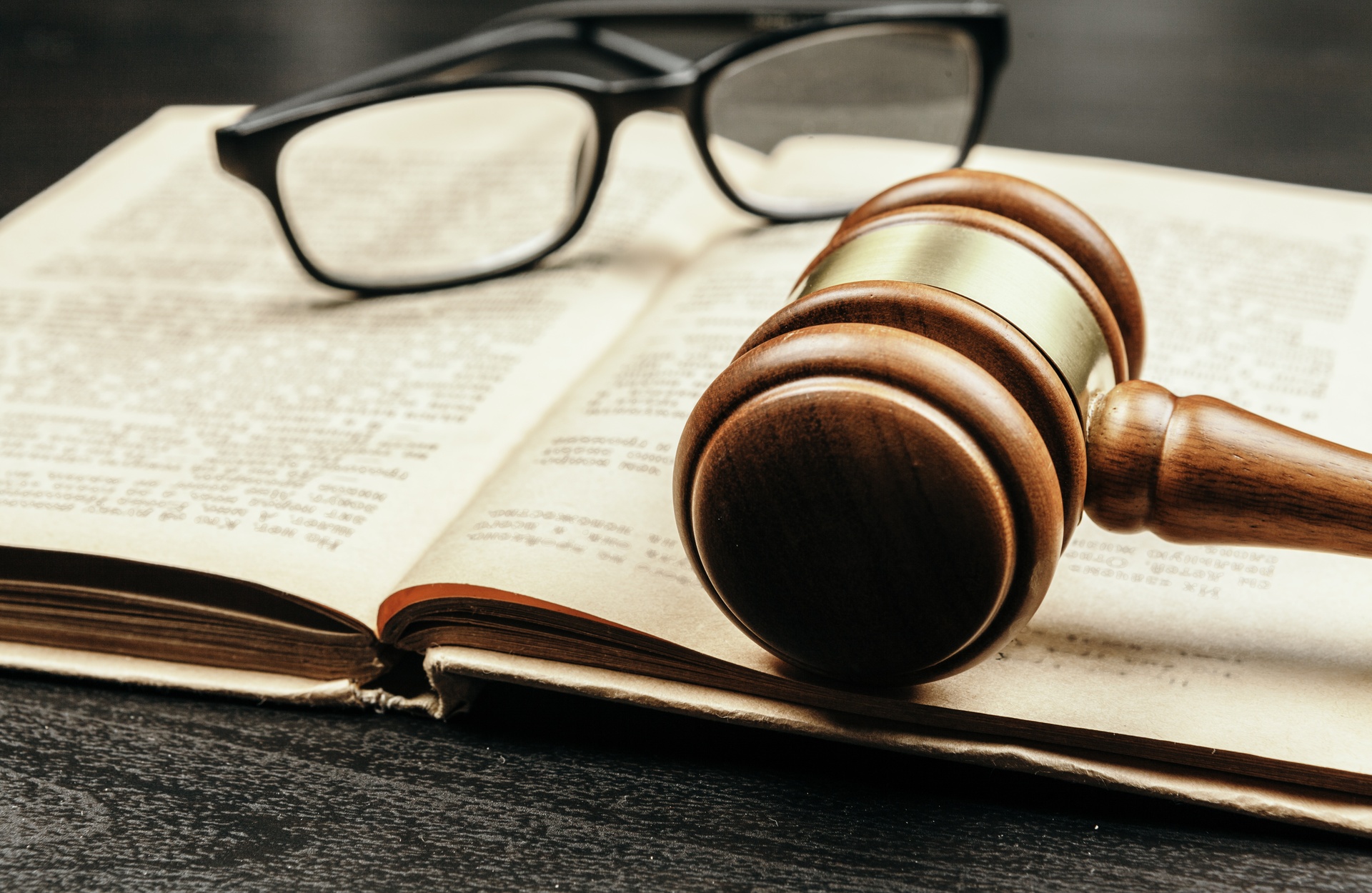 Capillartiga abogados, derecho administrativo en Grao de Castellón. Gafas sobre un libro abierto.