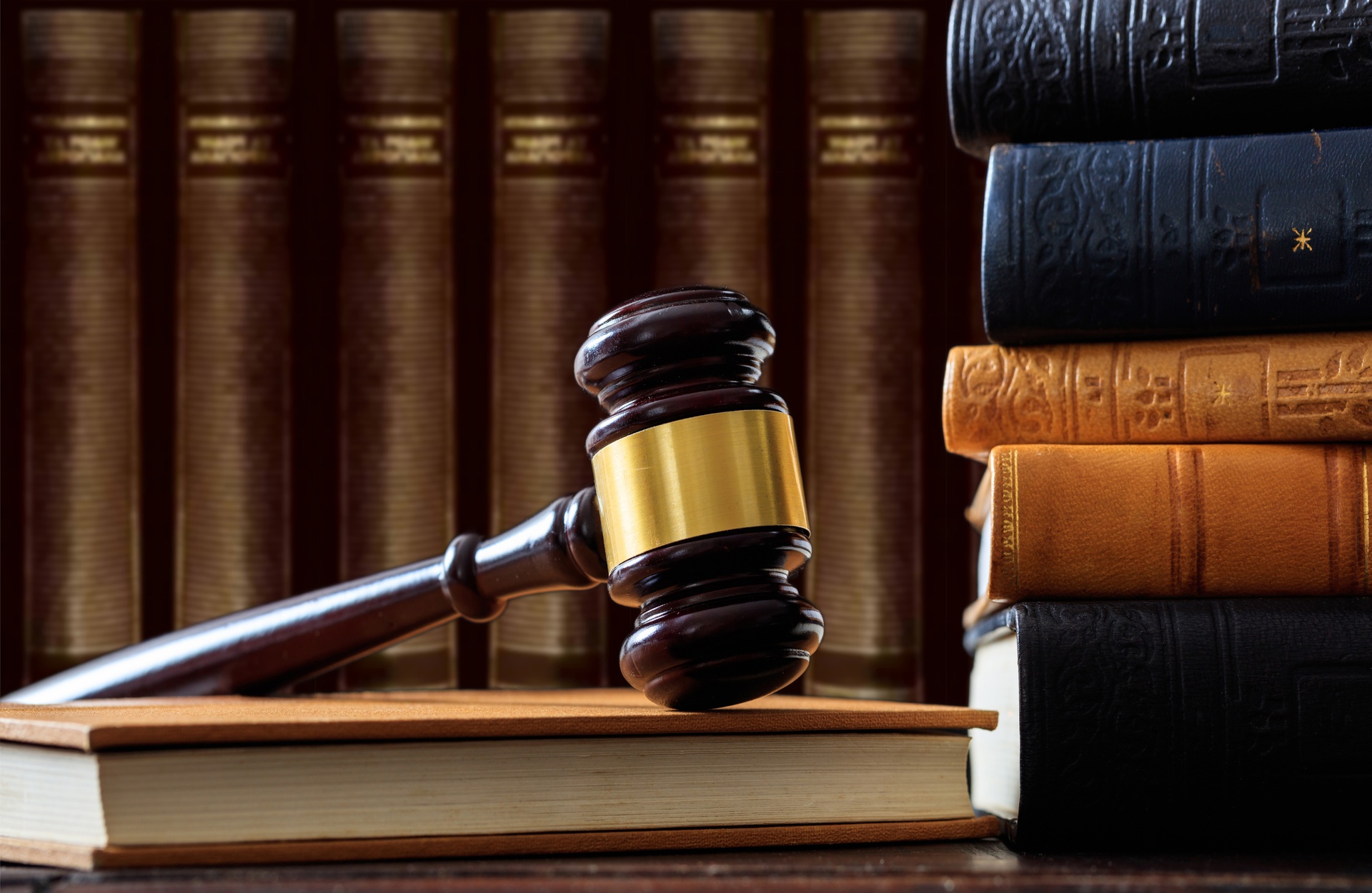 Capillartiga abogados, derecho administrativo en Villarreal. Mallete rodeado de libros.