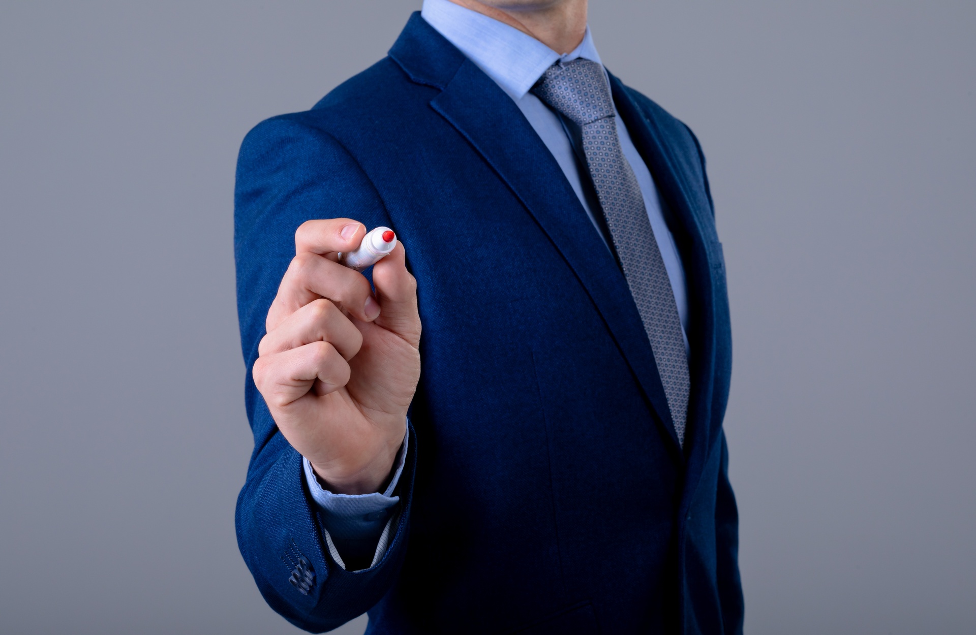 Capillartiga abogados, derecho administrativo en Villarreal. Abogado con un rotulador.