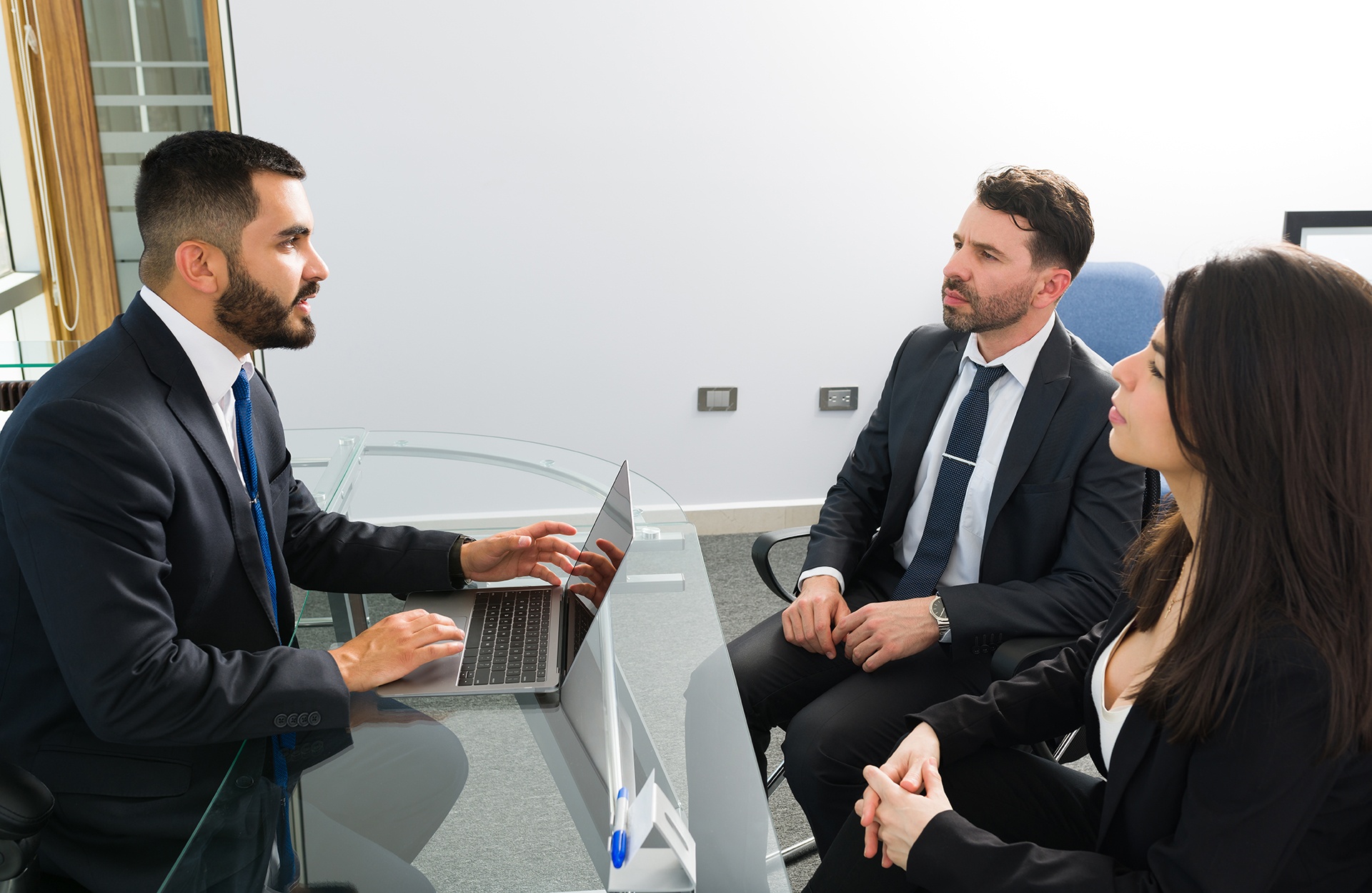 Capillartiga Abogados, derecho eclesiástico en Apeadero de Bechi. Vista de costado de un abogado conversando con sus clientes.