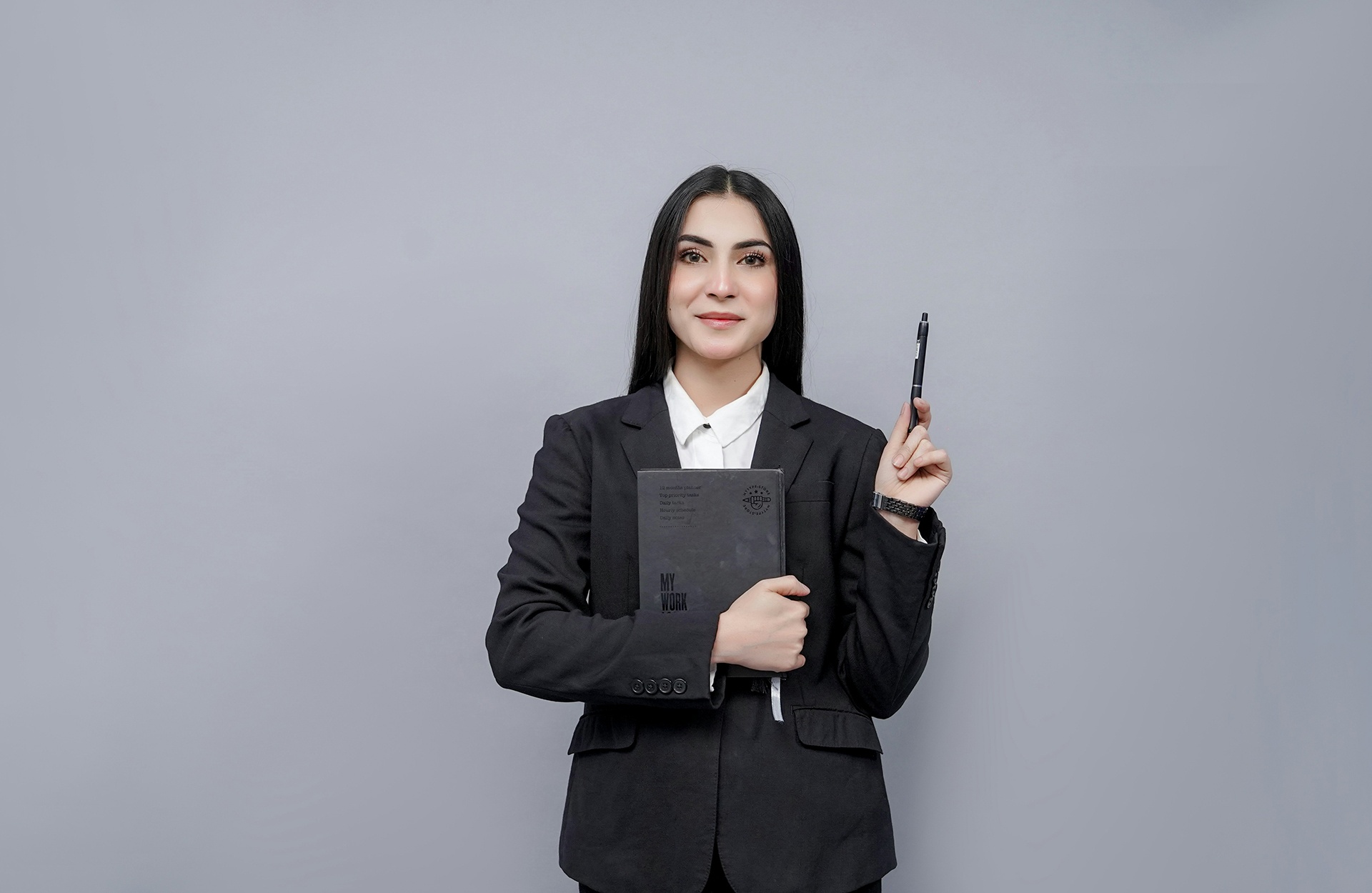 Capillartiga Abogados, derecho eclesiástico en Borriol. Abogada queriendo dar una sugerencia.