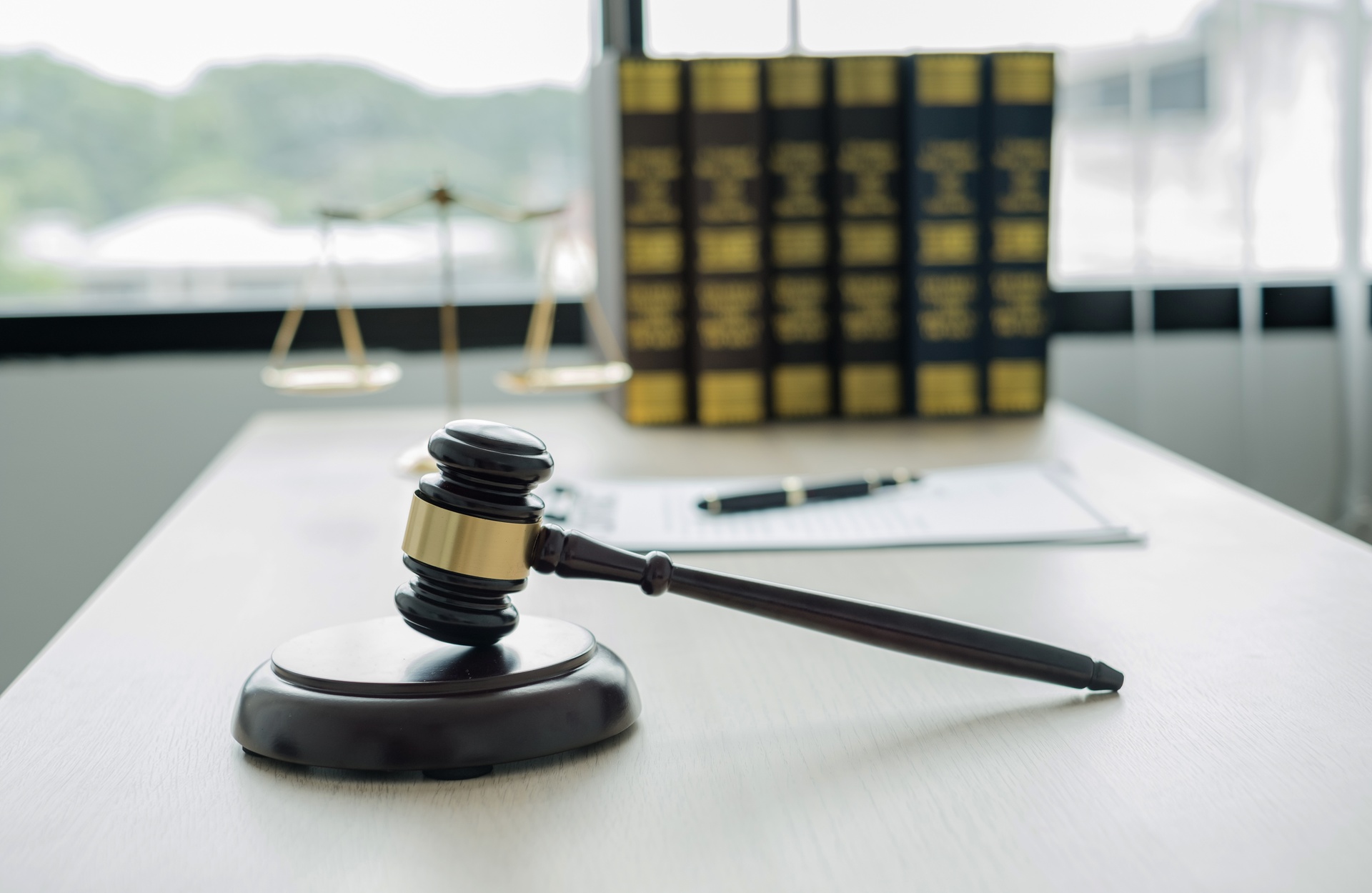 Capillartiga Abogados, derecho eclesiástico en Correntilla. Mallete en frente de unos libros.