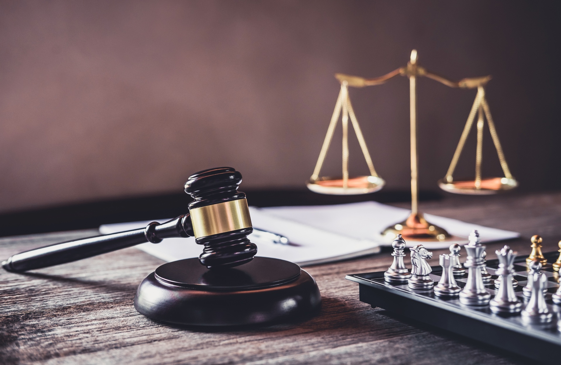 Capillartiga Abogados, derecho eclesiástico en Grao de Castellón. Mallete junto a una balanza.