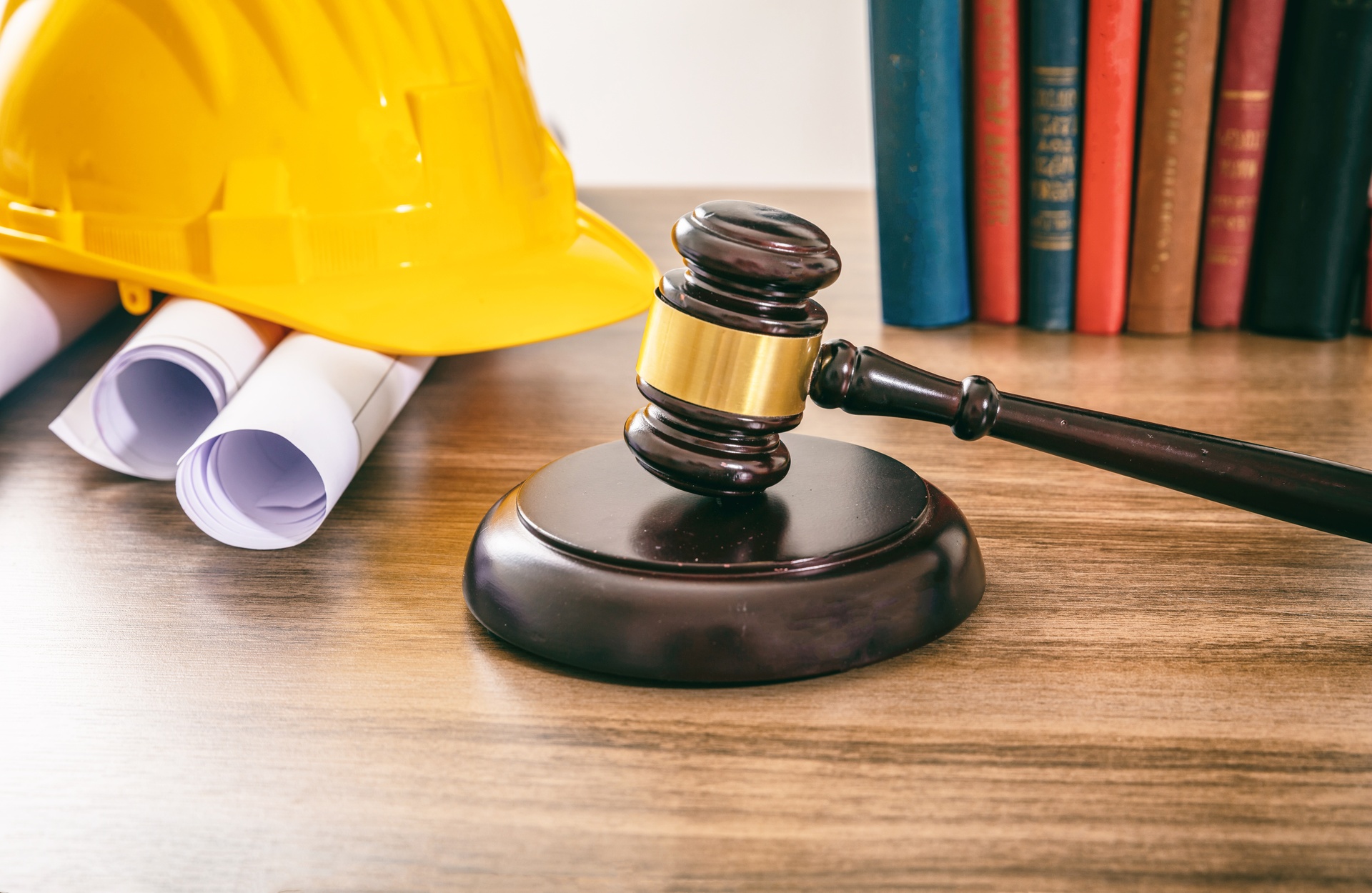 Capillartiga abogados, Derecho mercantil en Almazora. Mallete junto a un casco amarillo.