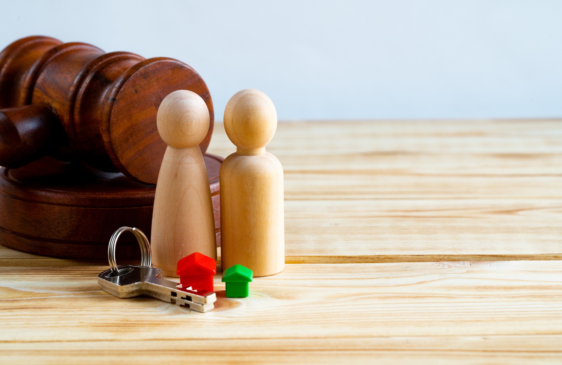 Capillartiga abogados, Derecho mercantil en Alquerías del Niño Perdido. Pequeñas figuras de madera junto a casas del Monopoly.
