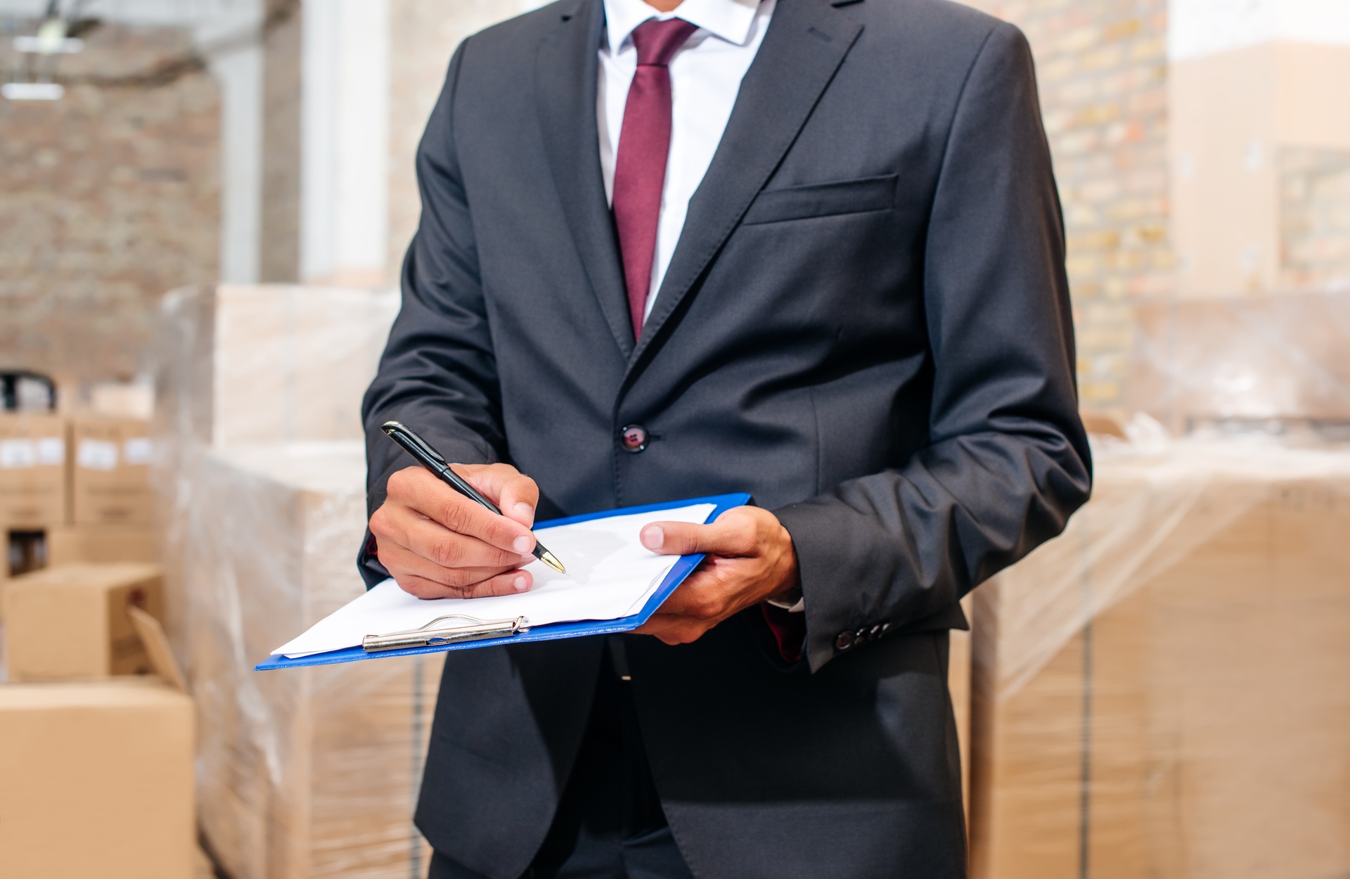 Capillartiga abogados, Derecho mercantil en Borriol. Abogado tomando nota con un papel.