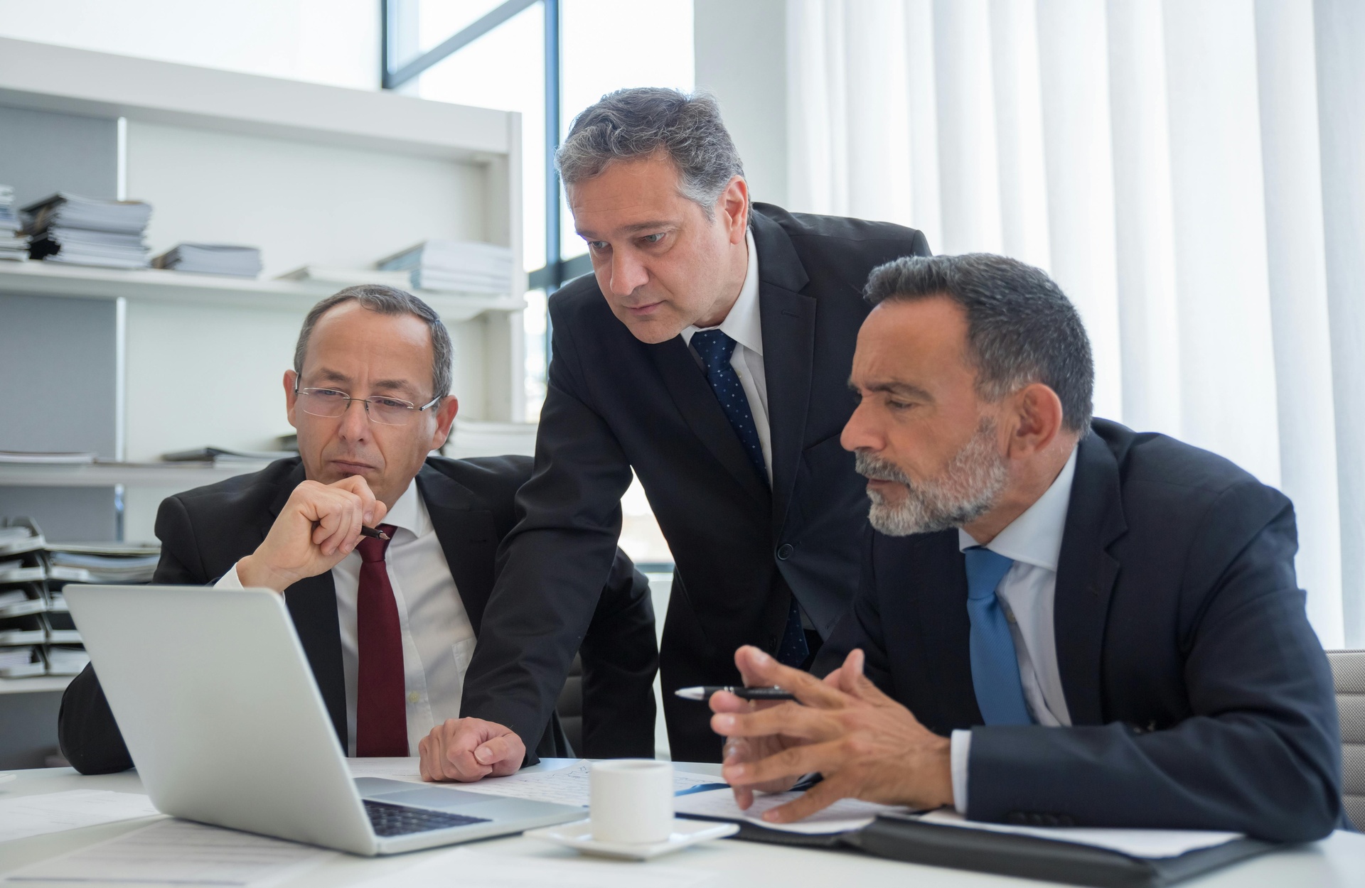 Capillartiga abogados, Derecho mercantil en Castellón de la Plana. Abogados mirando a un portátil.