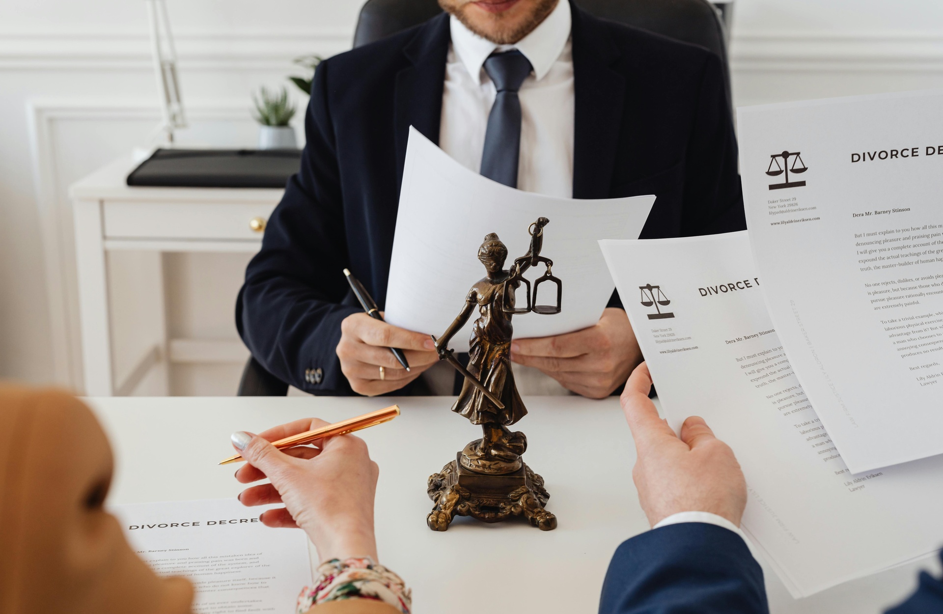 Capillartiga abogados, Derecho mercantil en Castellón de la Plana. Abogado explicando a un matrimonio como funcionan los papeles de divorcio.