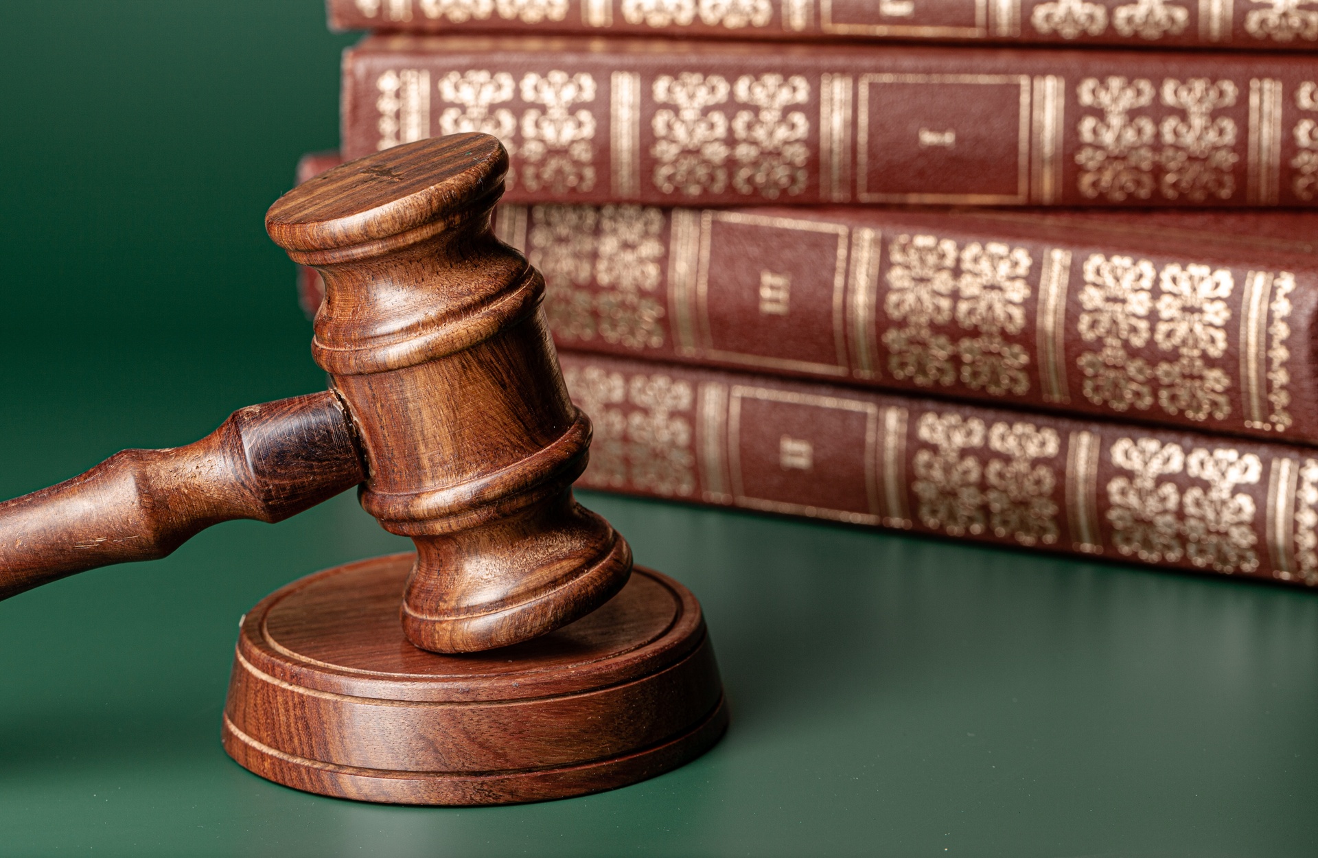 Capillartiga abogados, Derecho mercantil en Puebla-Tornesa. Mallete con una pila de libros detrás.