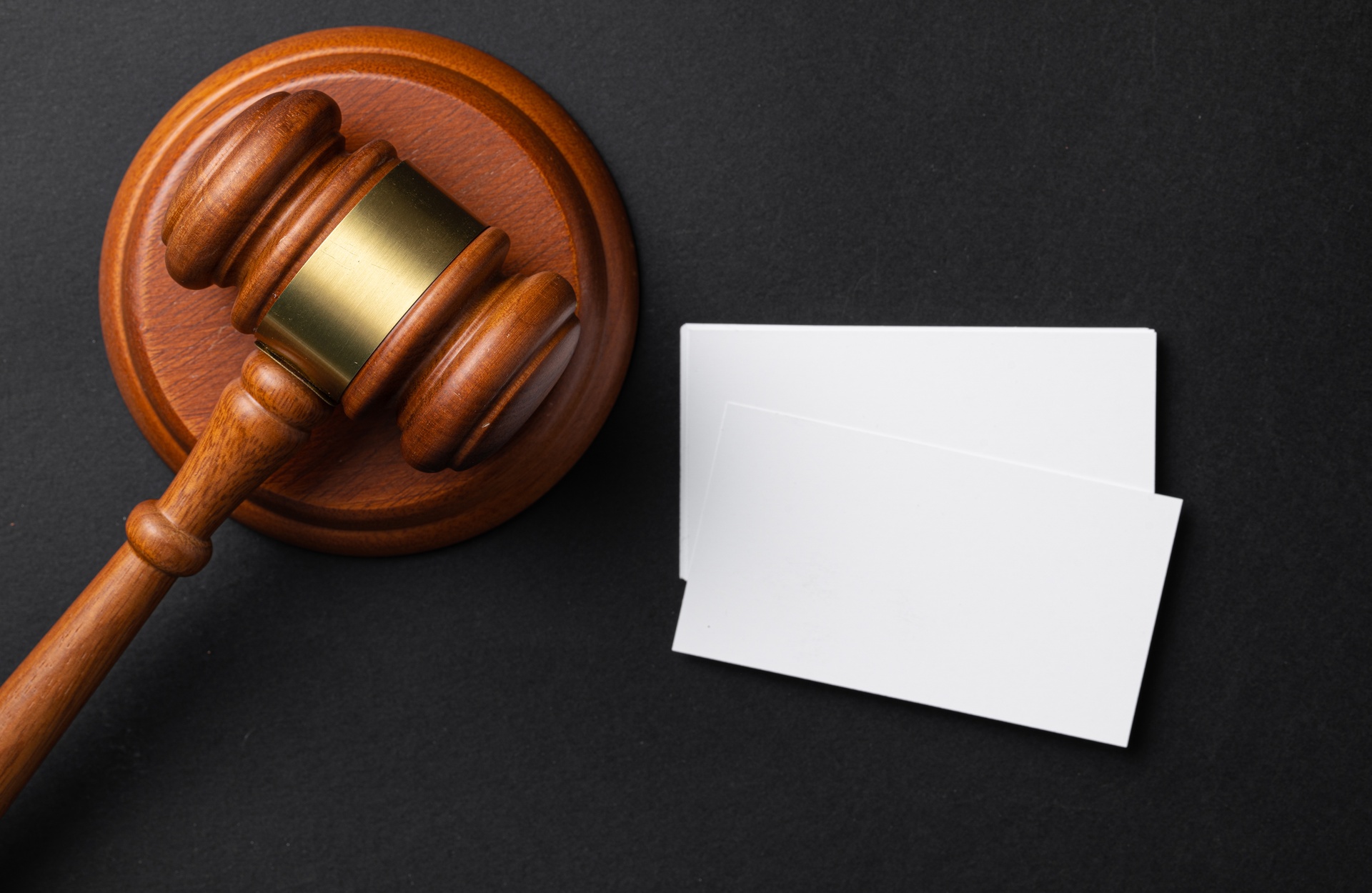 Capillartiga abogados, Derecho mercantil en Vall d'Umbrí. Mallete junto a unas tarjetas de presentación.